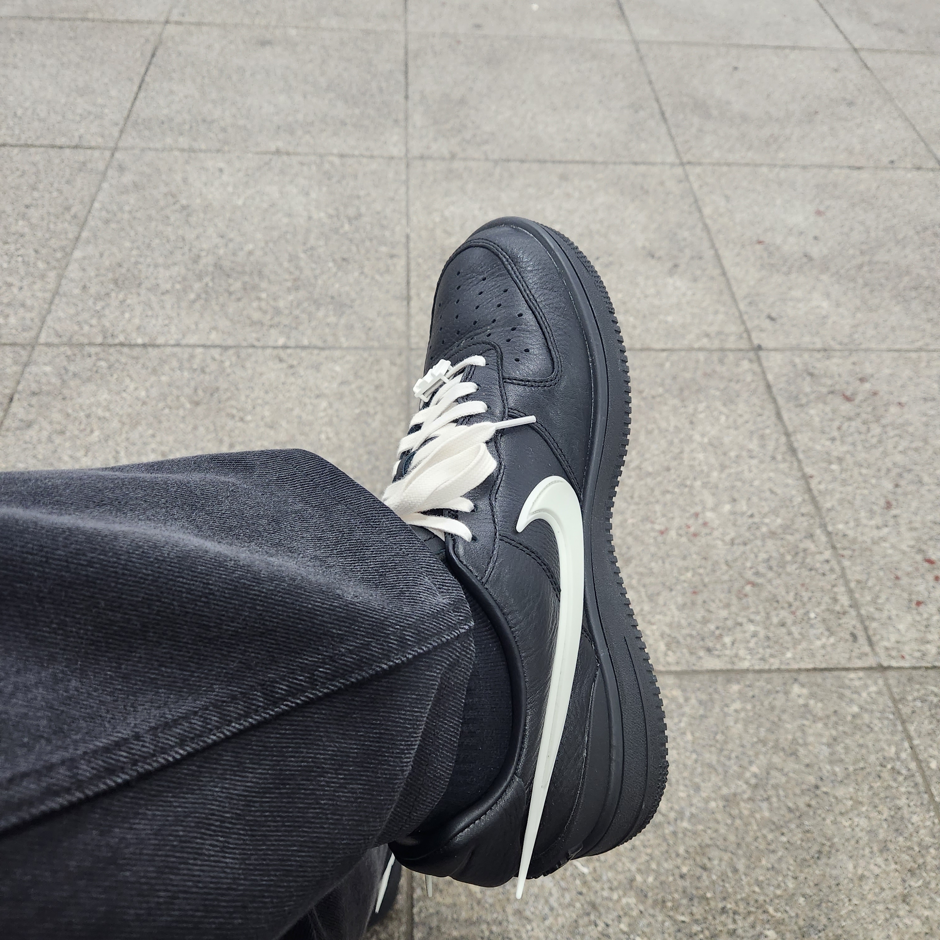 Nike x Ambush Air Force 1 Low SP Black 착용 스타일 - 2