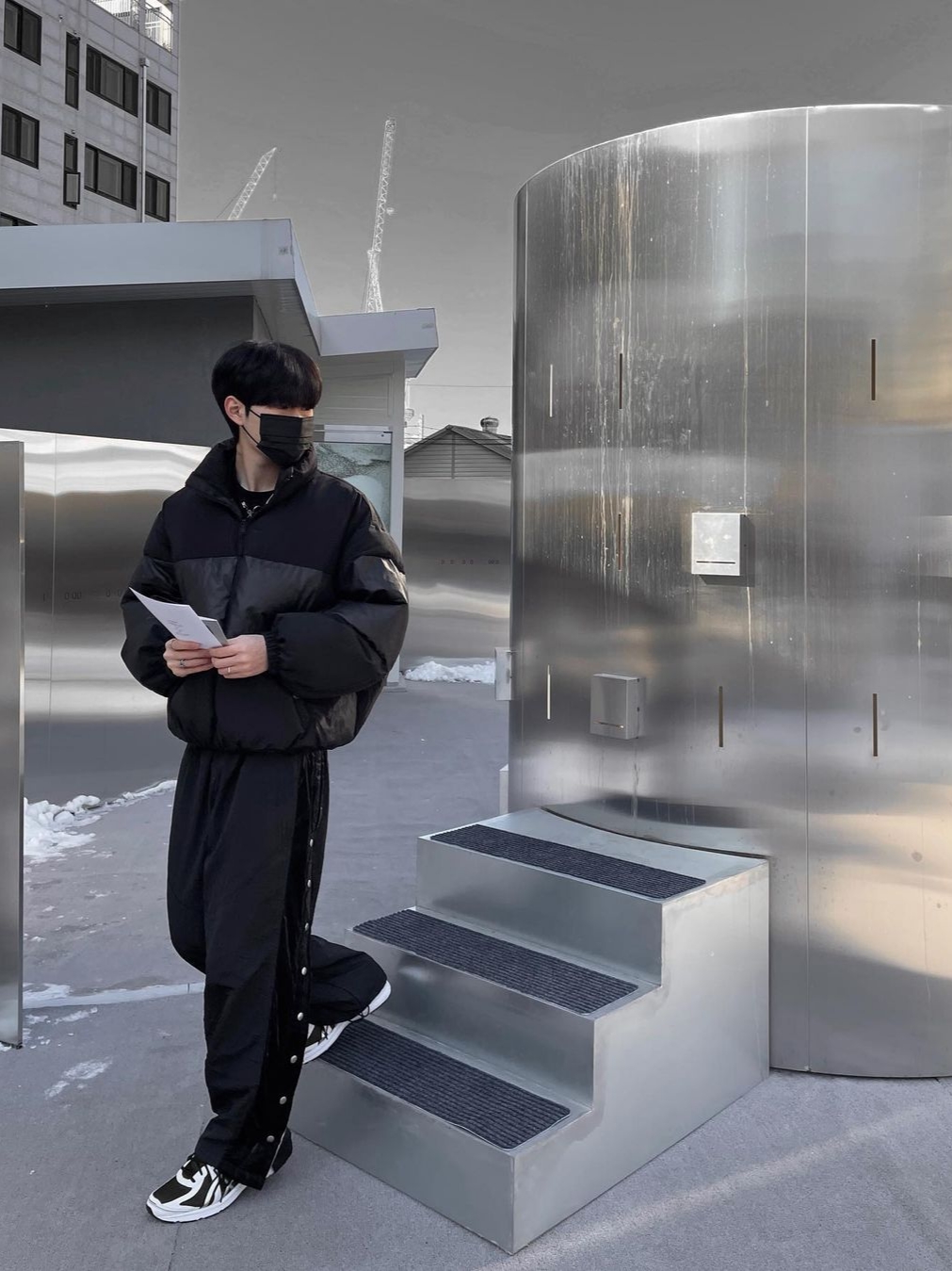 AOP Snap Track Pants Meta Black 착용 스타일 - 3