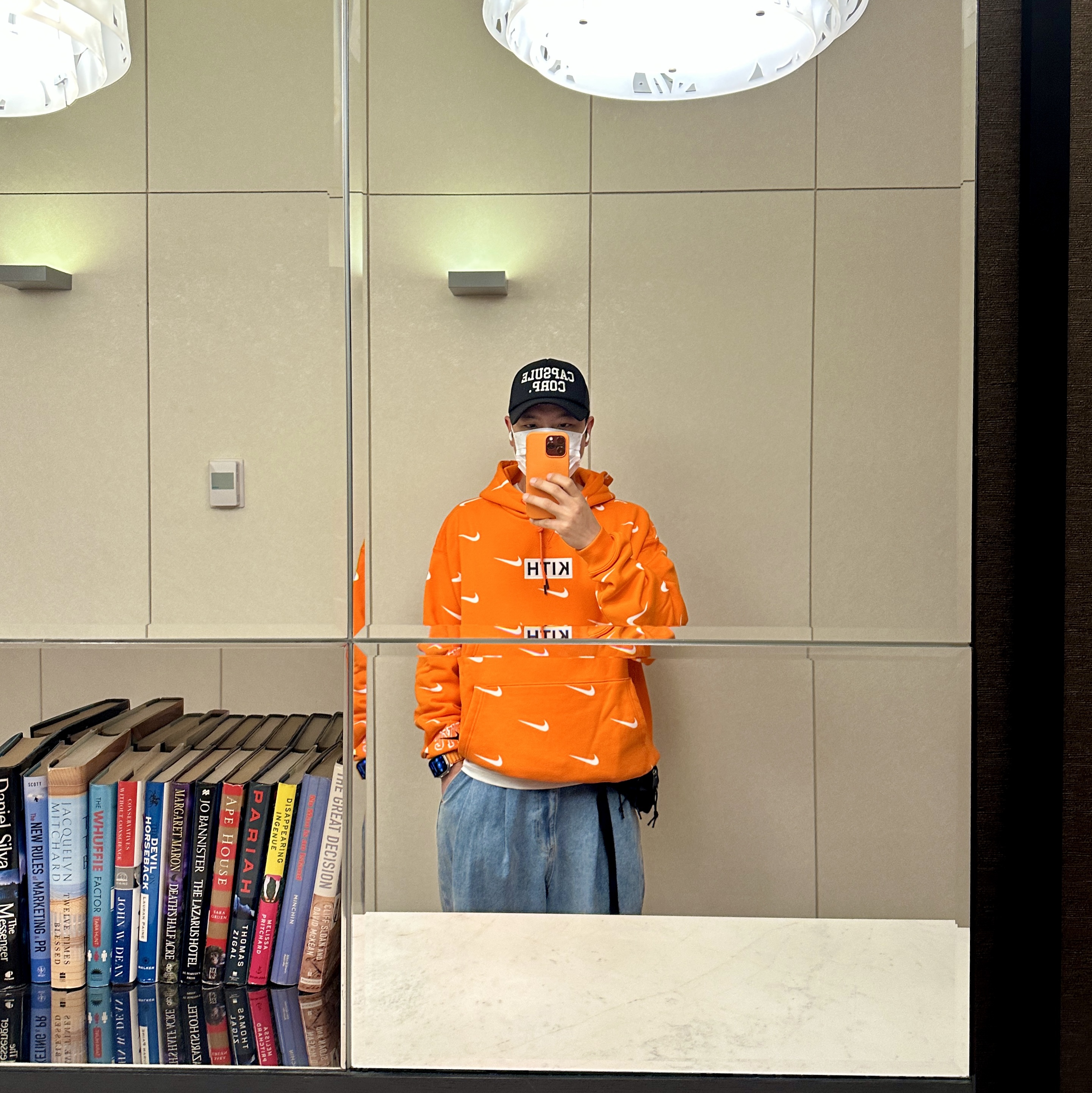 Nike x Kith New York Knicks AOP Hoodie Orange, Vans Vault x Nigel Cabourn OG Authentic LX Army Green Camo 착용 스타일 - 3