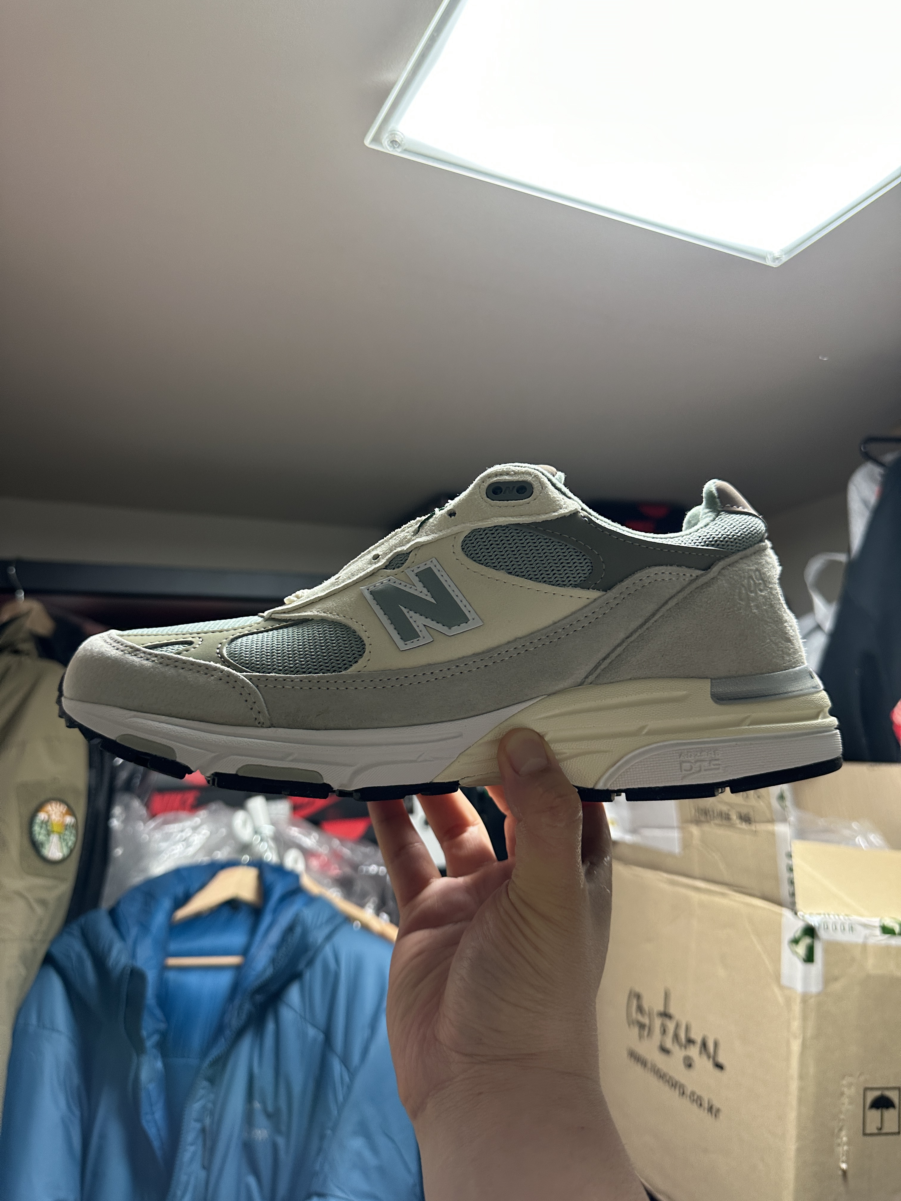 New Balance x Kith 993 Made in USA Peyote 착용 스타일 - 2