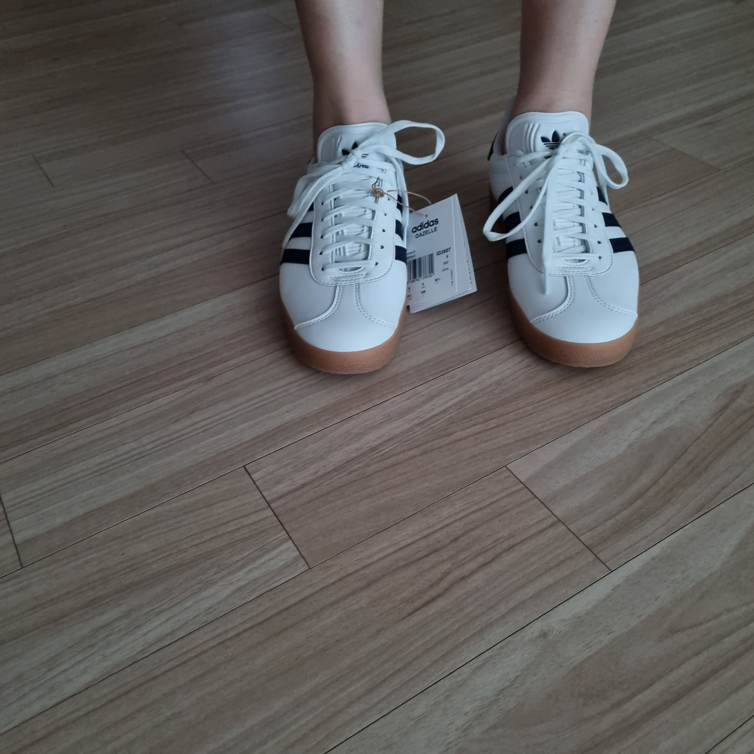 Adidas Gazelle White Collegiate Navy 착용 스타일 - 3