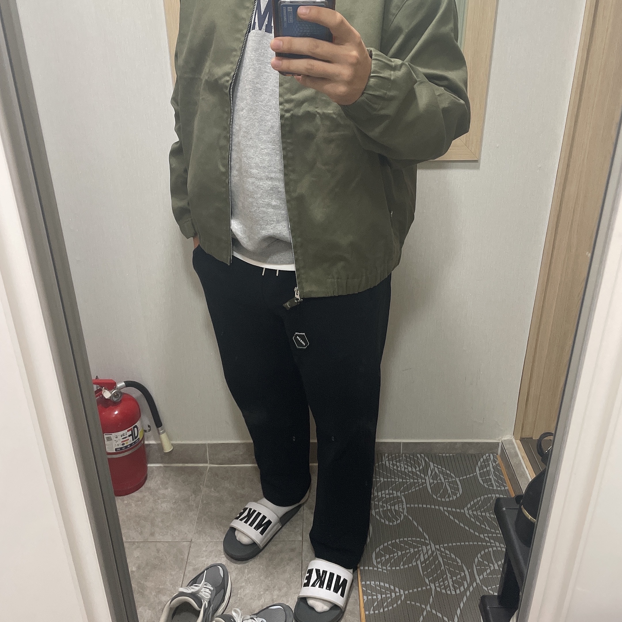 Nike SB Lightweight Skateboarding Jacket Medium Olive - Asia 착용 스타일