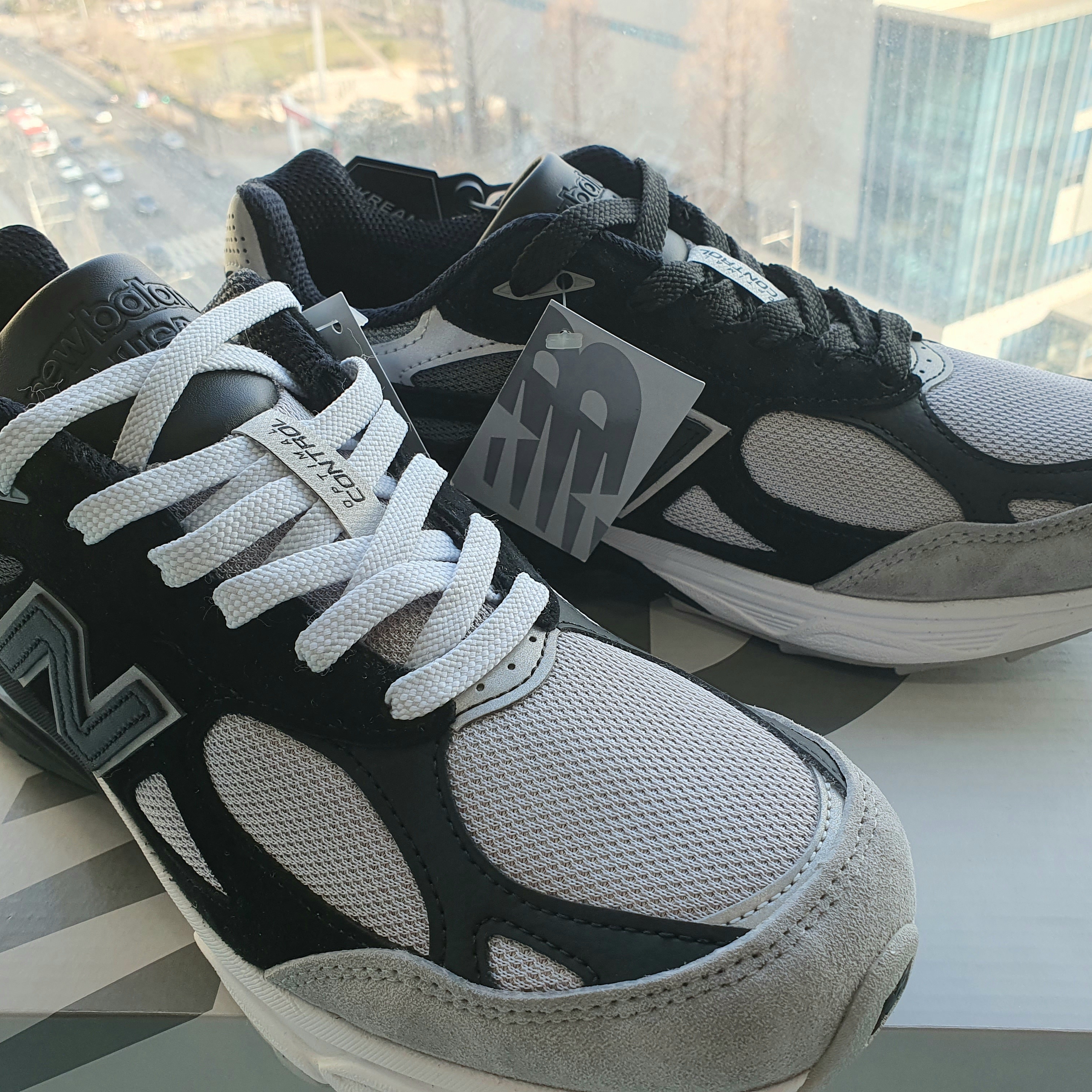 New Balance x DTLR 990v3 Grey Scale 착용 스타일 - 1