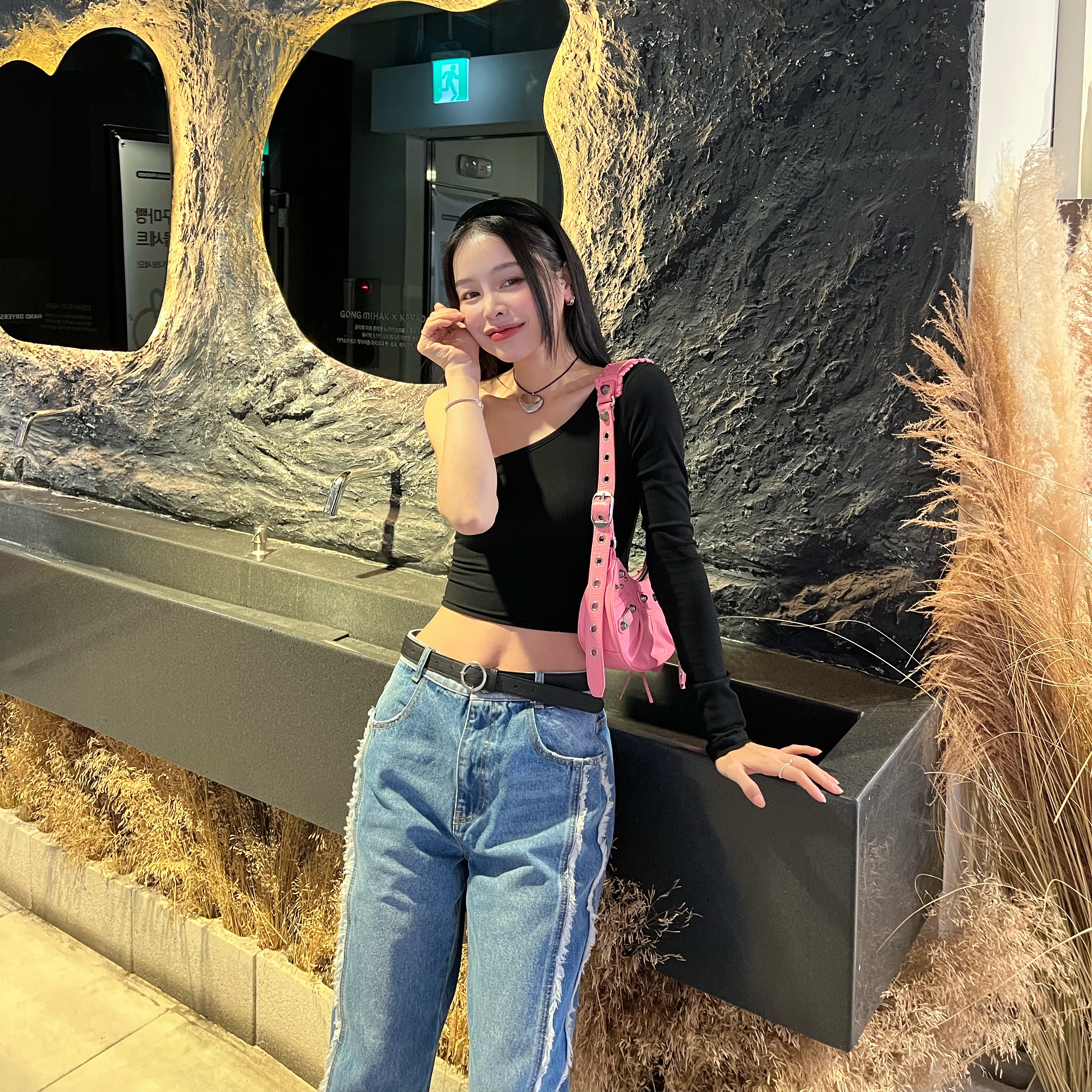 Balenciaga Arena Lambskin Le Cagole XS Shoulder Bag Pink, Nike x Jacquemus Air Humara LX Light Bone and Gold 착용 스타일 - 2