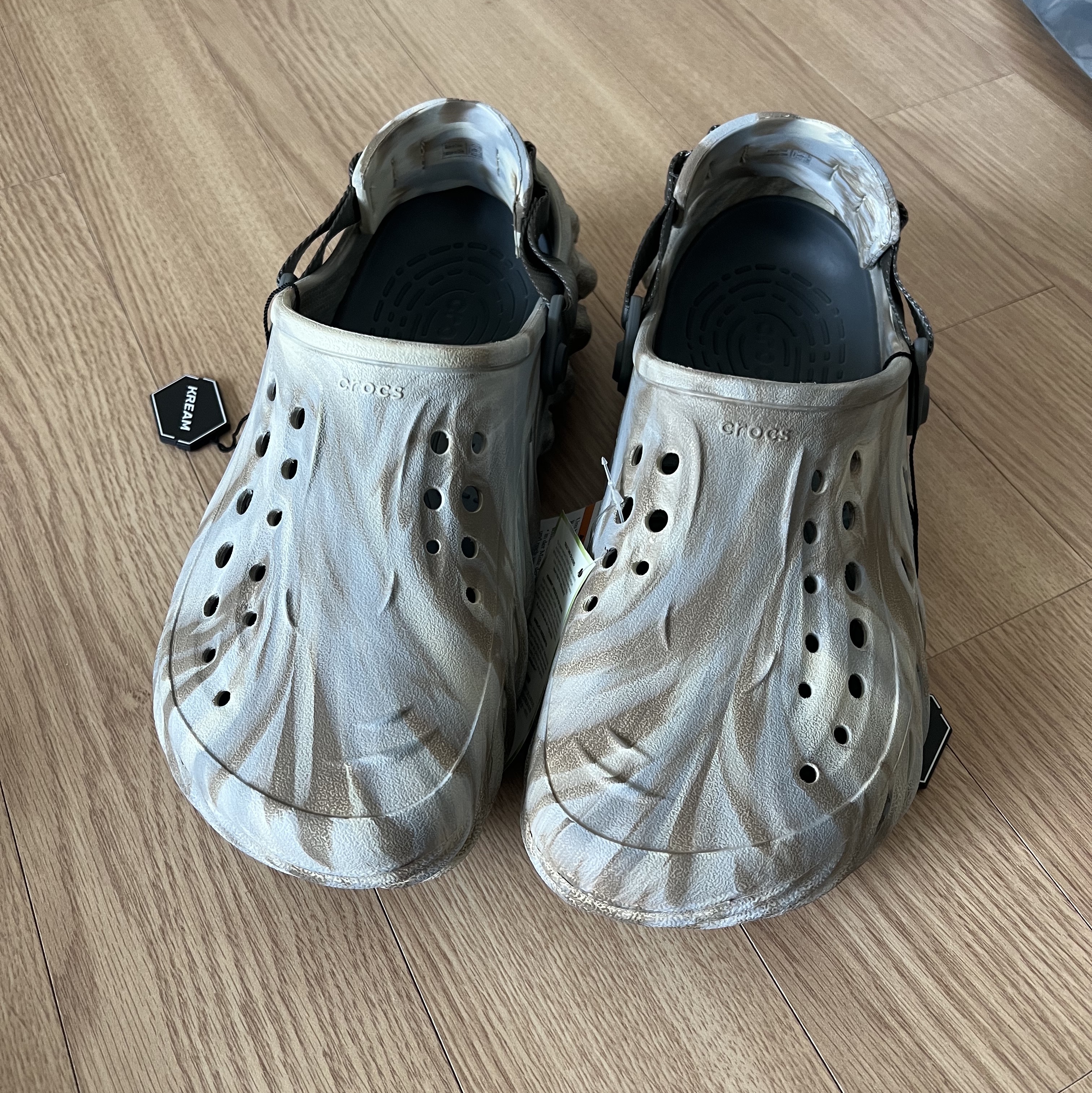 Crocs Echo Marbled Clog Bone Multi 착용 스타일