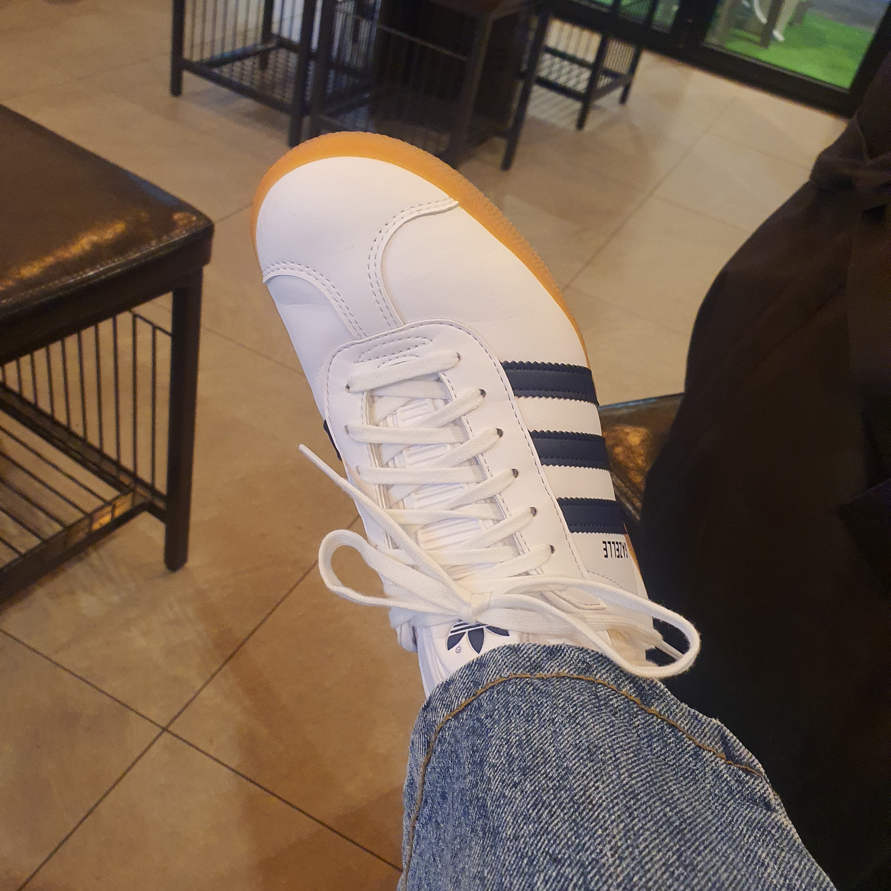 Adidas Gazelle White Collegiate Navy 착용 스타일 - 1
