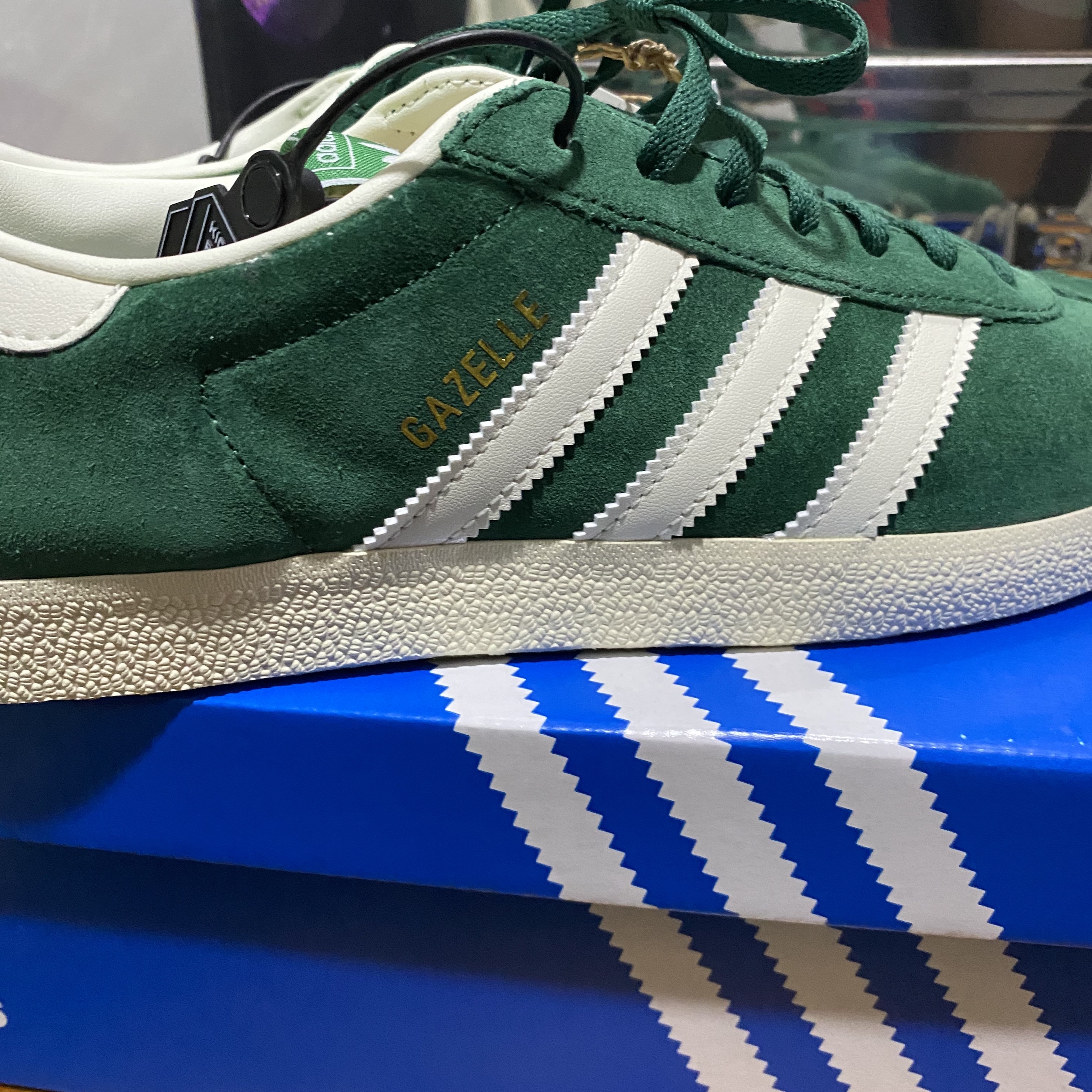 Adidas Gazelle Dark Green Cream White 착용 스타일 - 2