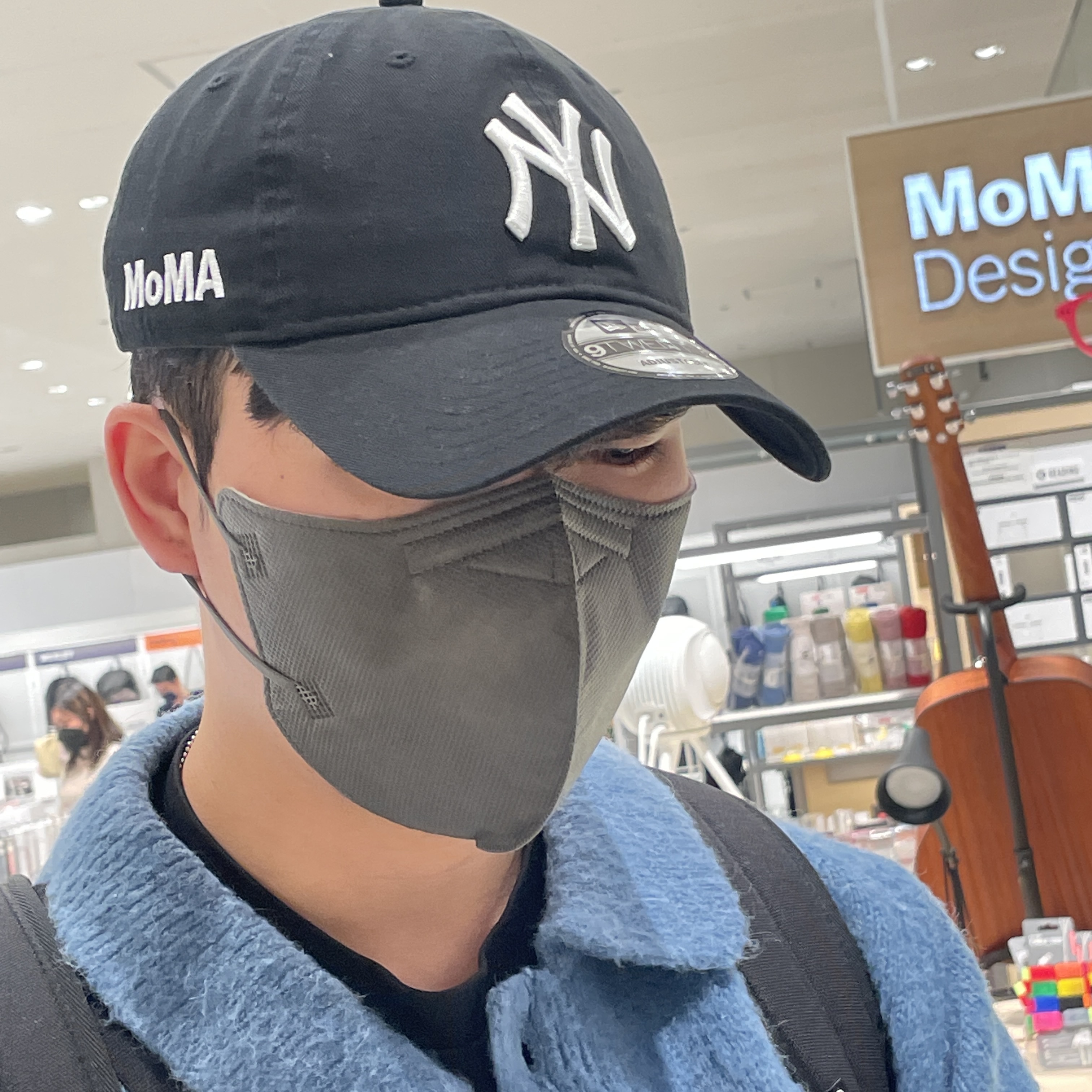 New Era x MoMA New York Yankees Cap Black, New Era x MoMA New York Yankees Cap Navy 착용 스타일 - 1