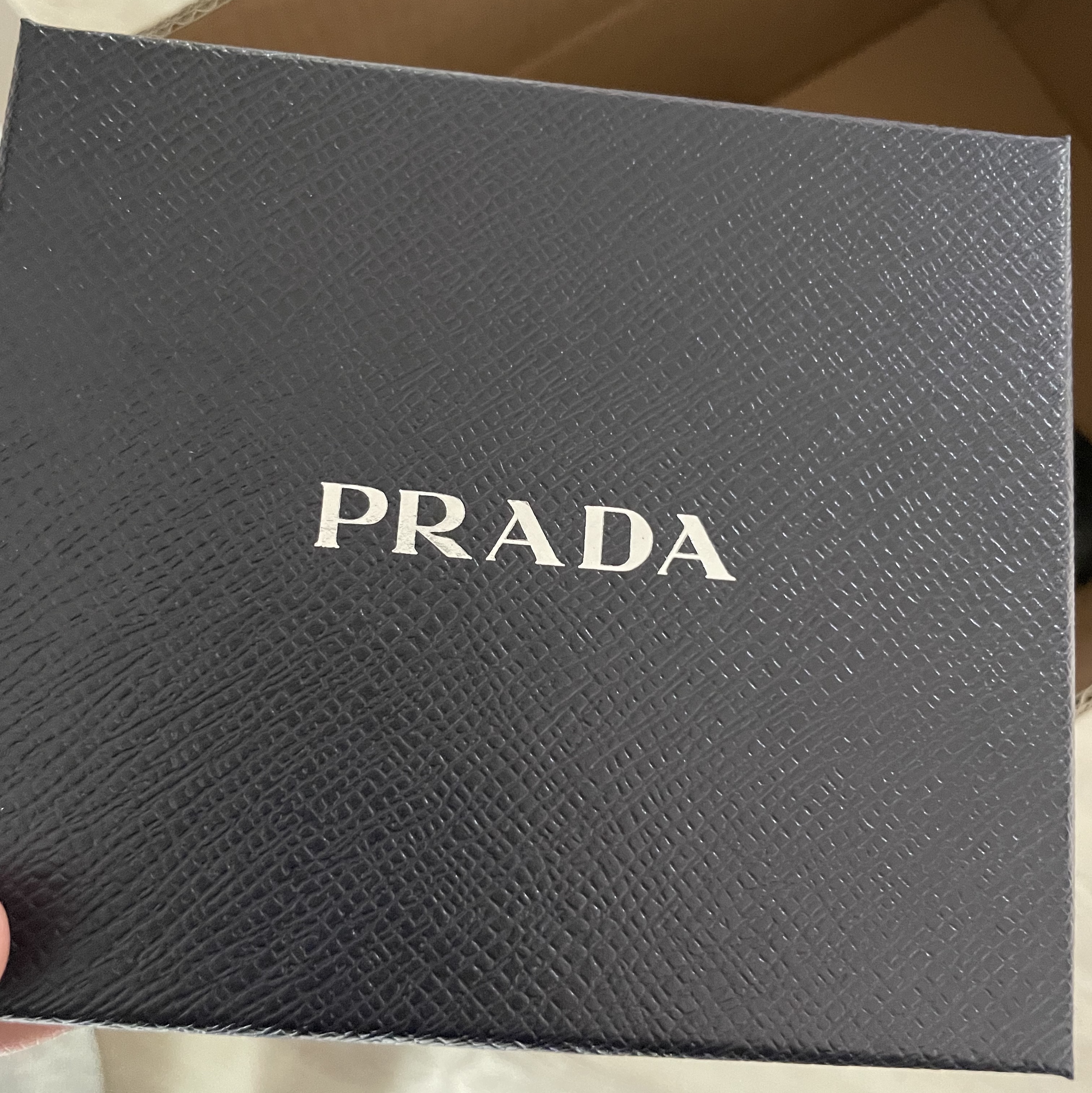 Prada Saffiano Leather Wallet Black 착용 스타일 - 4