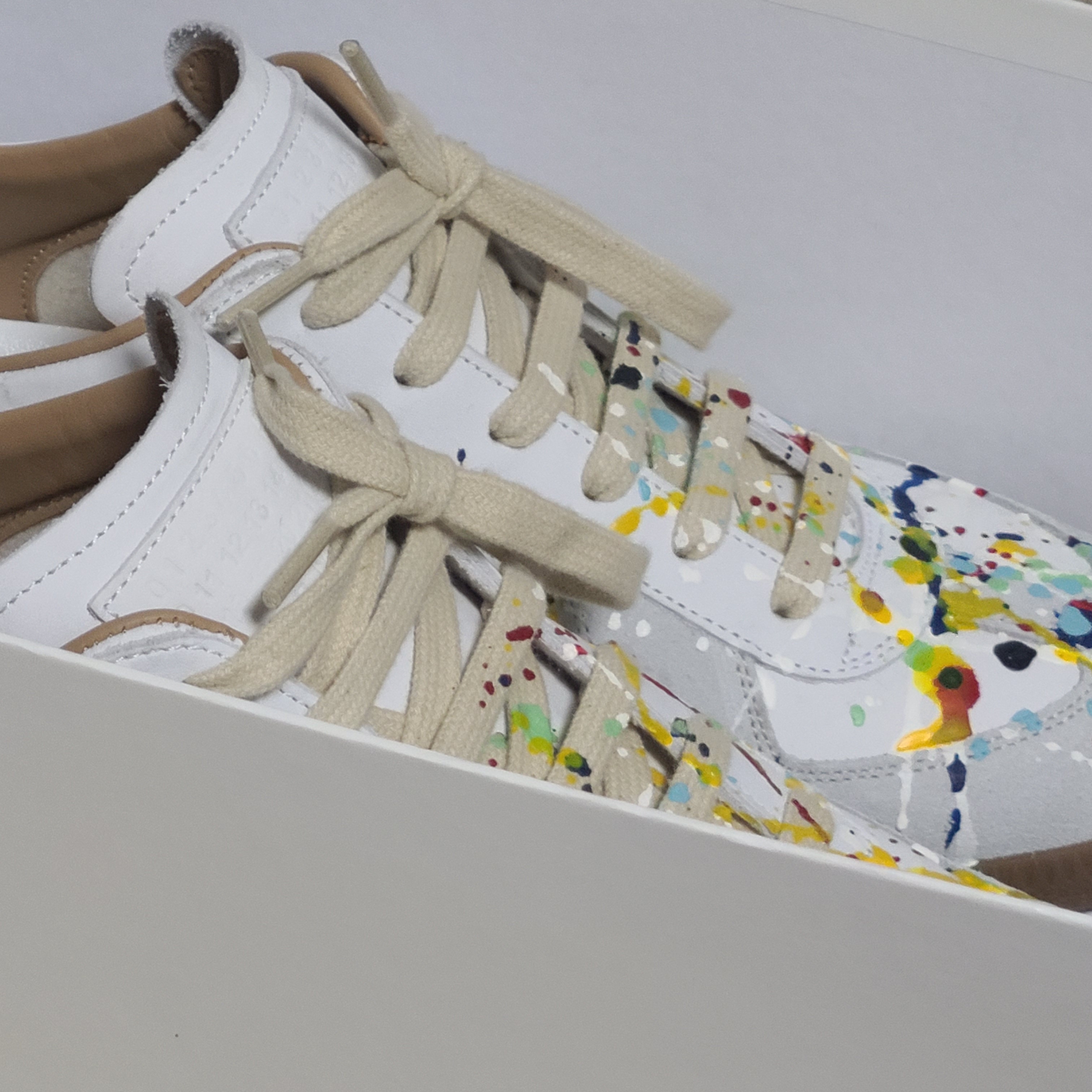 Maison Margiela Replica Paint Drop Sneakers 착용 스타일