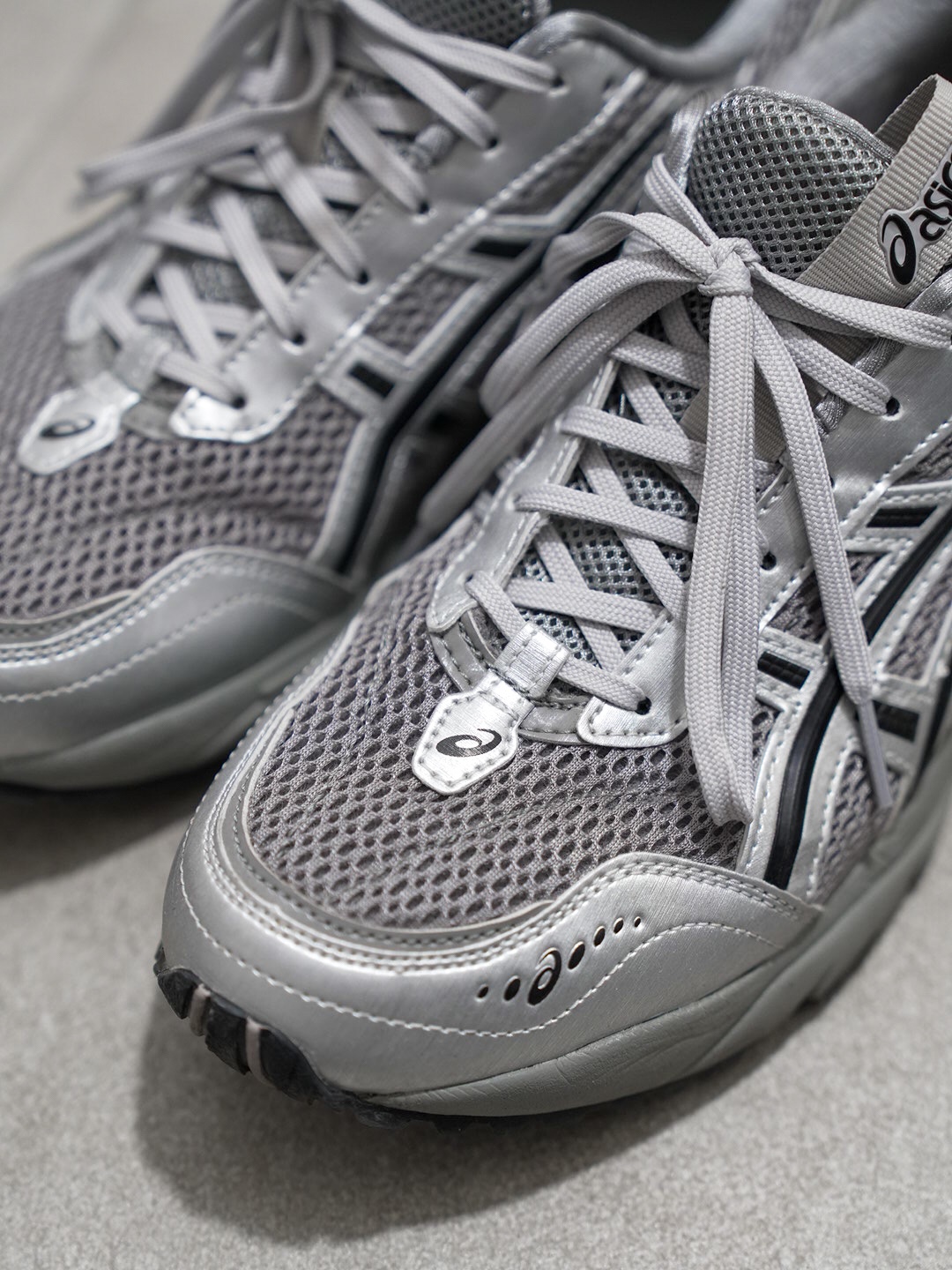 Asics x Freja Wewer Gel-1090 V2 Clay Grey Pure Silver 착용 스타일