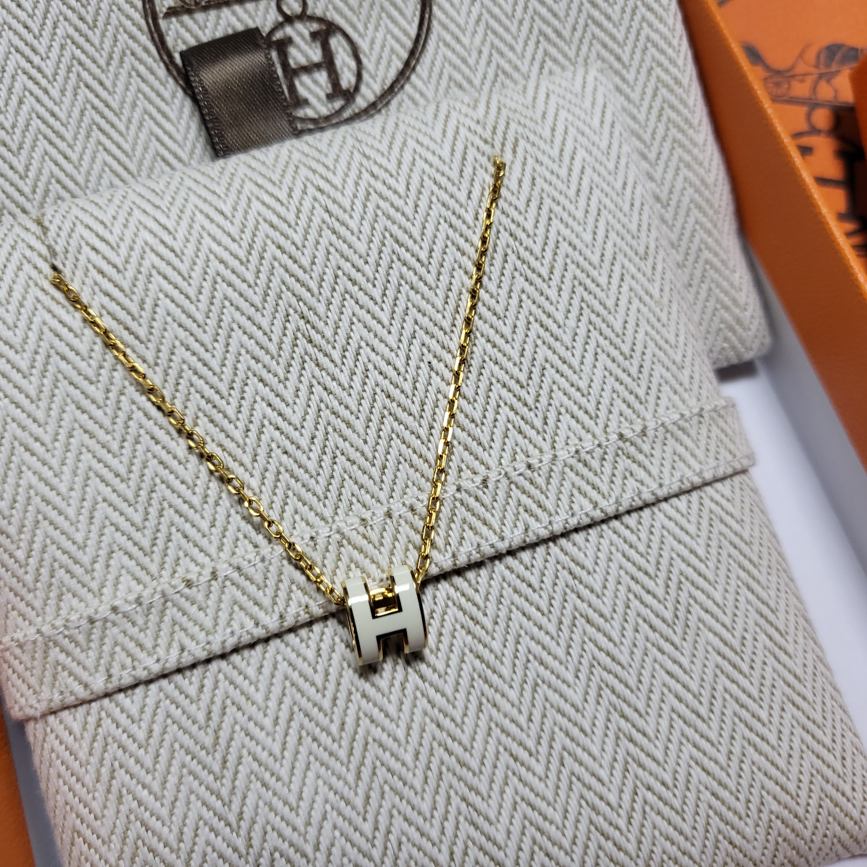(W) Hermes Mini Pop H Pendant Gold & Blanc 착용 스타일 - 1