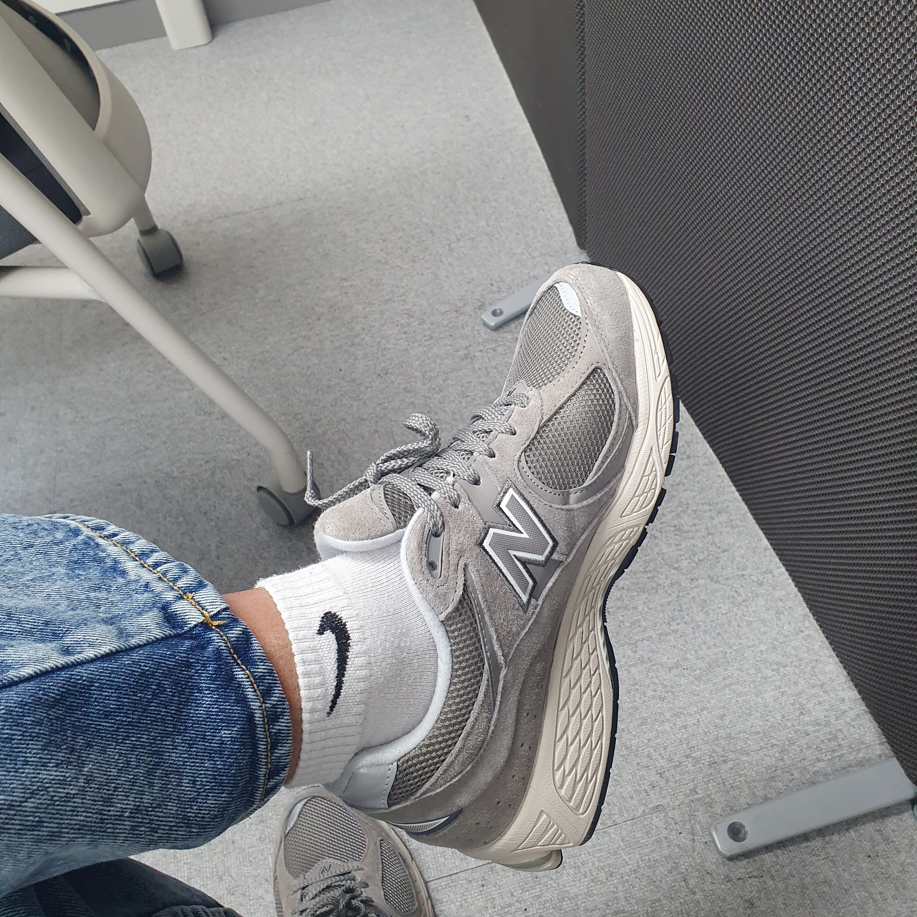 New Balance 2002R Grey 착용 스타일
