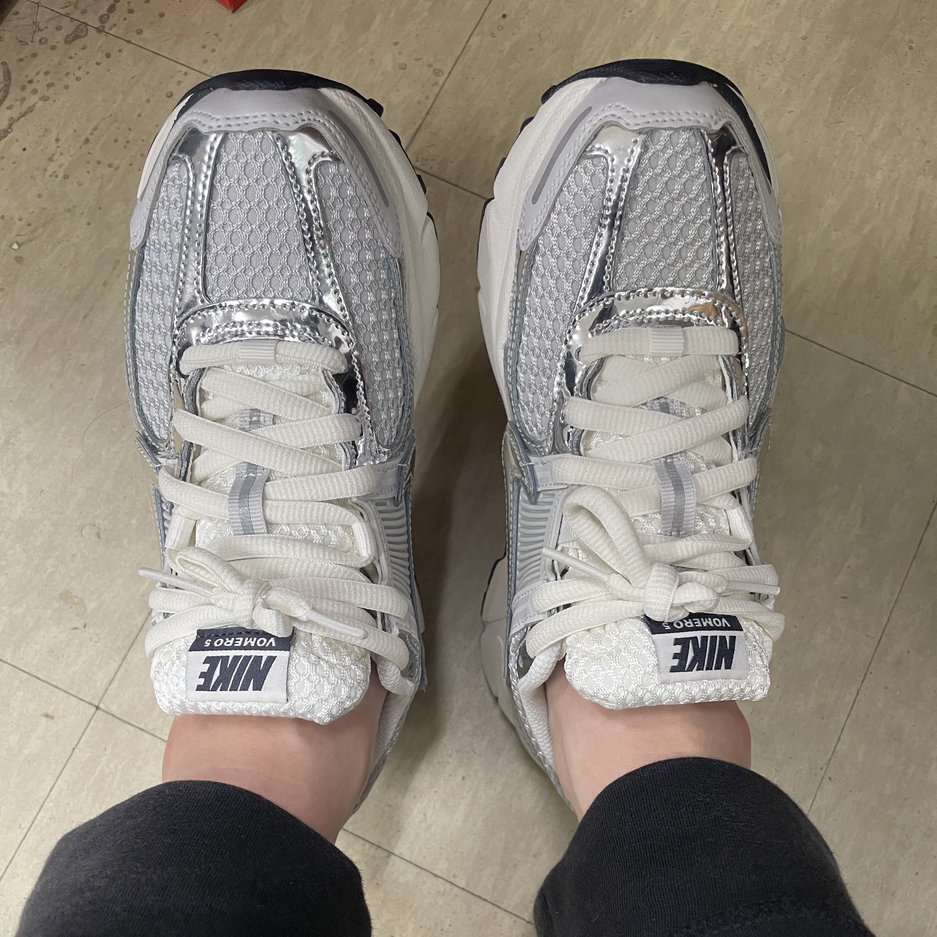 (W) Nike Zoom Vomero 5 Photon Dust and Metallic Silver 착용 스타일