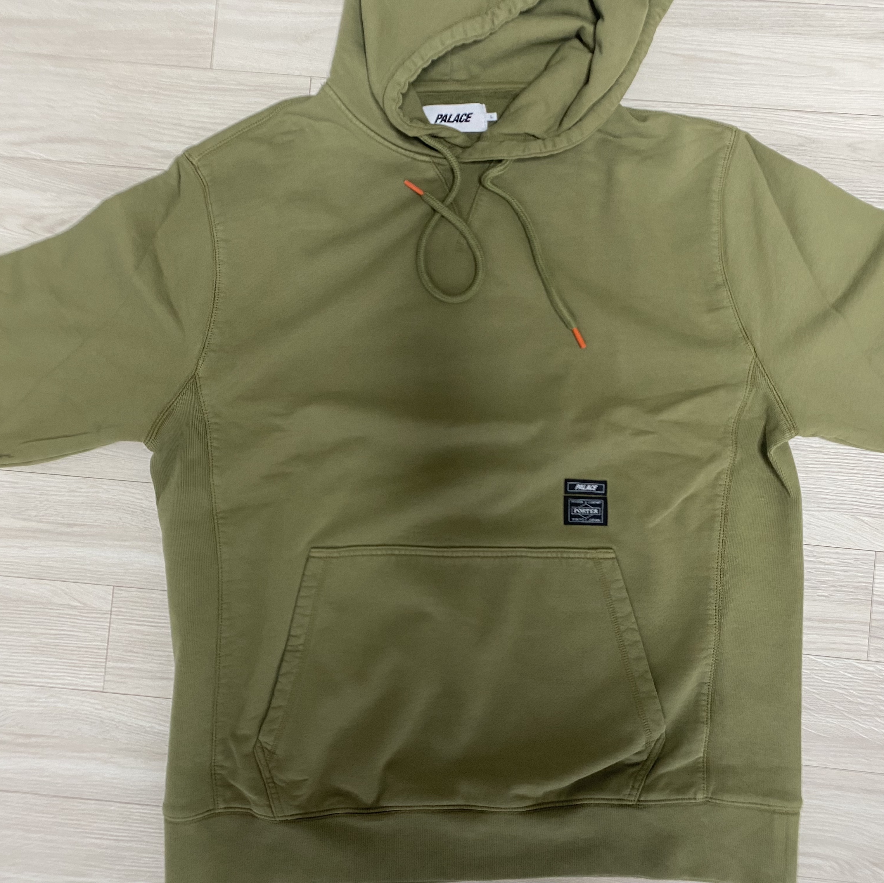 Palace x Porter Tri-Ferg Hoodie Olive 착용 스타일 - 2