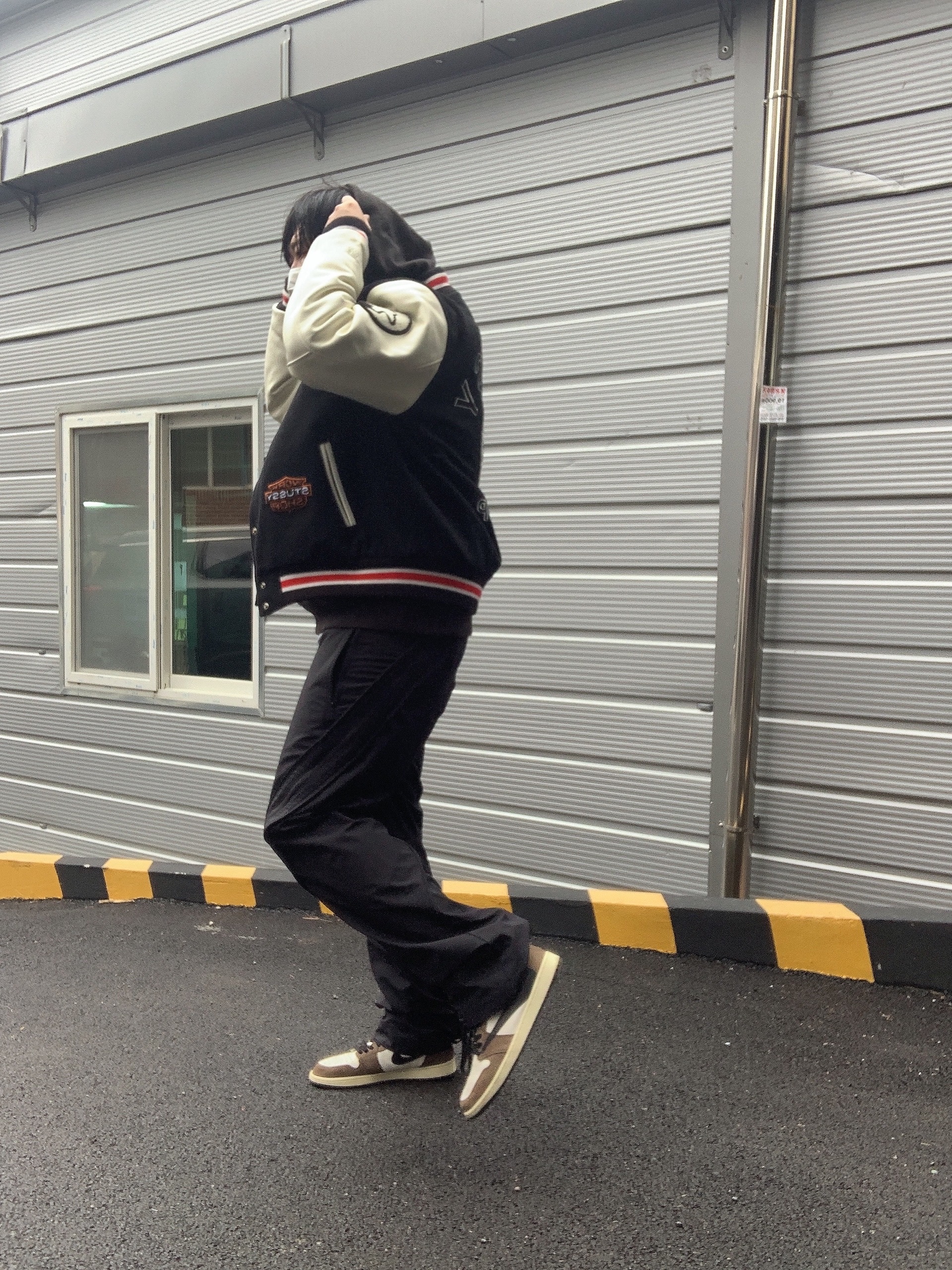 Stussy x Our Legacy x Denim Tears TTL Varsity Jacket Black, Jordan 1 x Travis Scott Retro High OG SP Mocha 착용 스타일 - 2