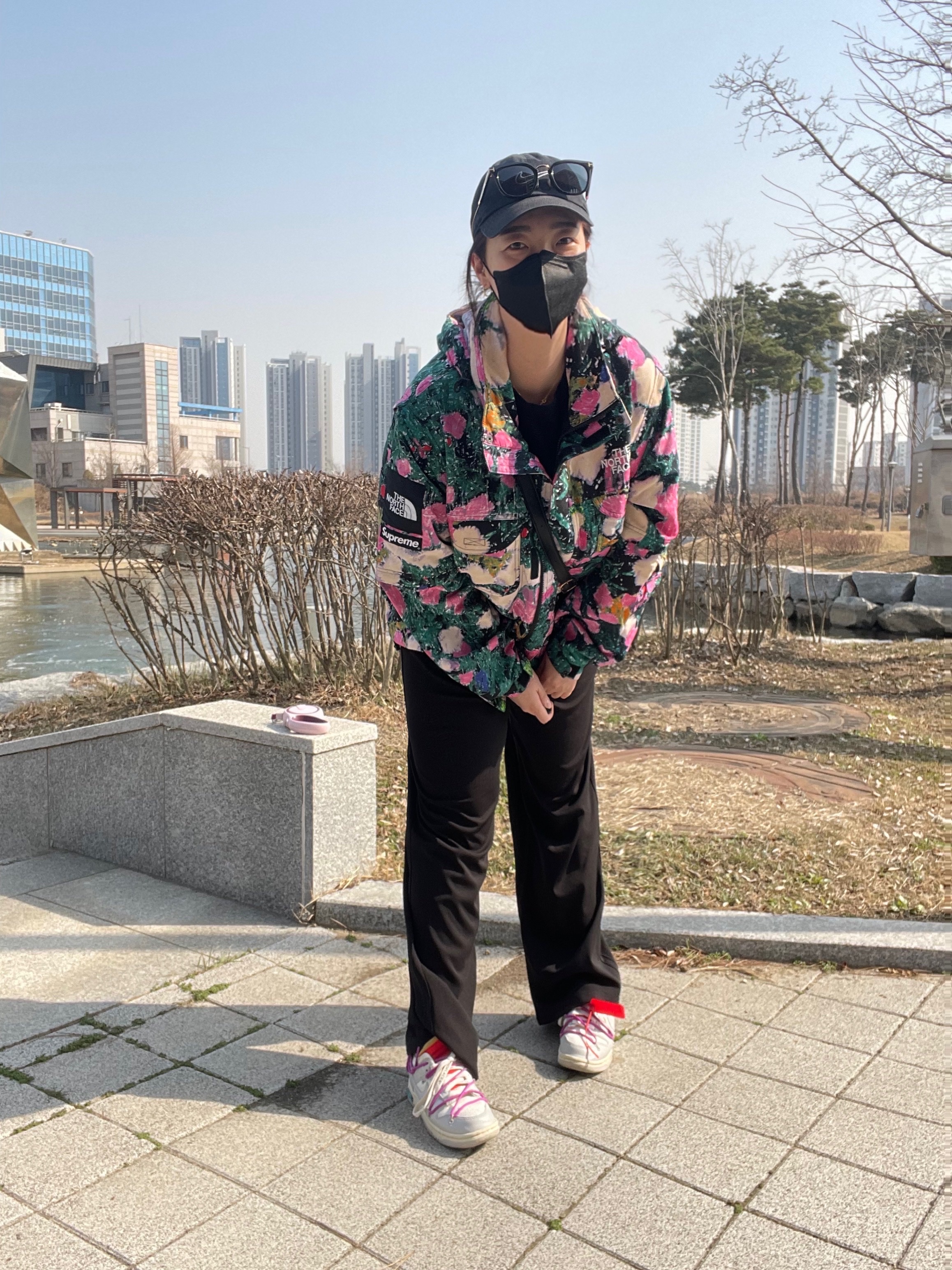 Supreme x The North Face Trekking Convertible Jacket Flowers - 22SS, Nike x Off-White Dunk Low The 50 - Lot 45 착용 스타일