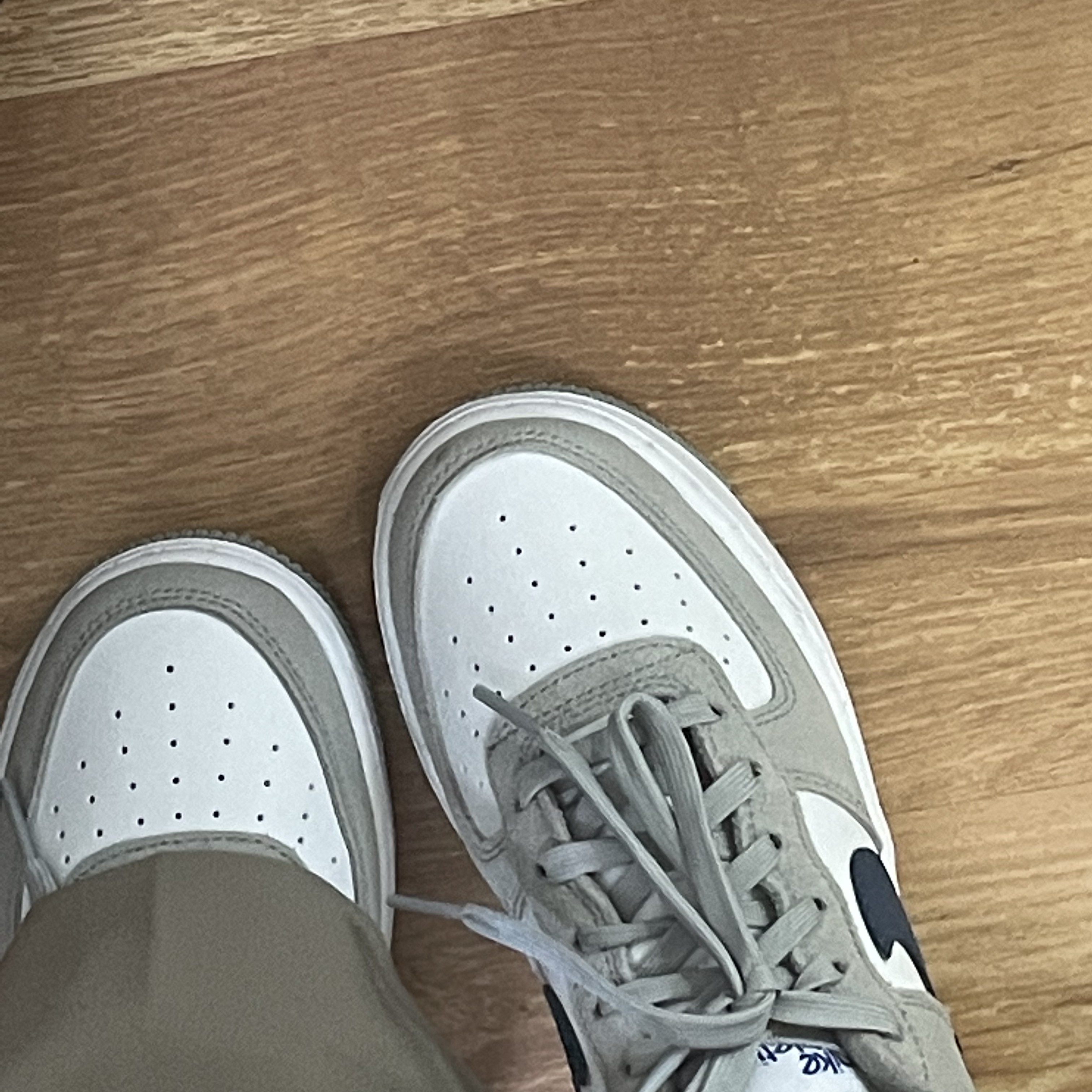 (GS) Nike Air Force 1 LV8 Athletic Club Light Smoke Grey Marina 착용 스타일 - 1