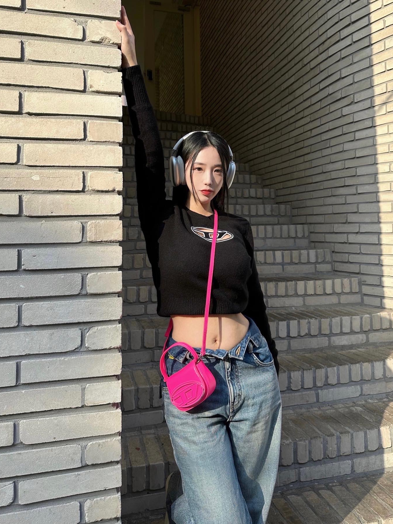 (W) Diesel M-Areesa Jumper with Embroidered Cut-Out Logo Knit Black, Diesel 1DR Mini Bag in Neon Leather Pink Fluo 착용 스타일 - 2
