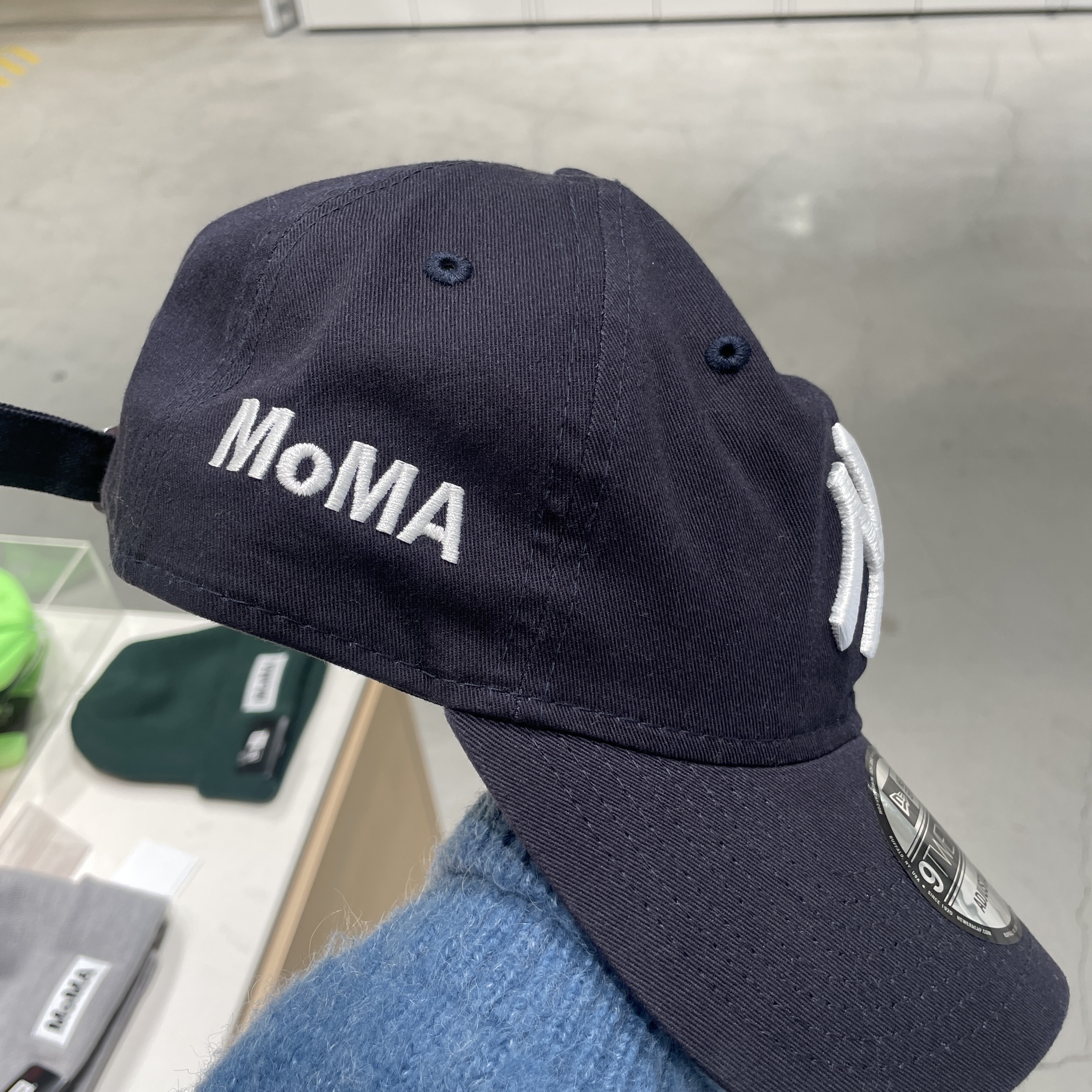 New Era x MoMA New York Yankees Cap Black, New Era x MoMA New York Yankees Cap Navy 착용 스타일 - 3