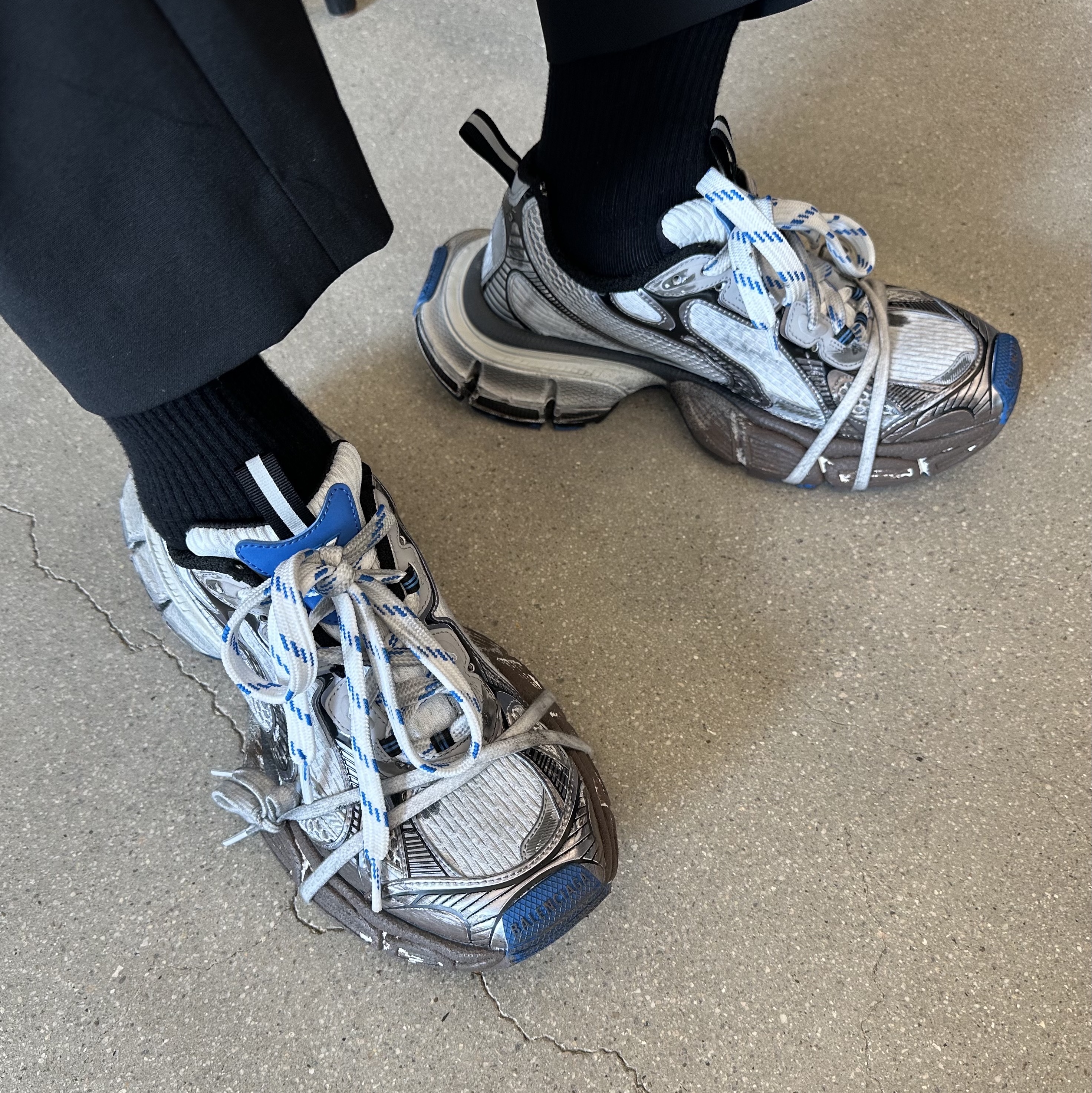 Balenciaga 3XL Sneakers Worn Out Grey White Blue 착용 스타일 - 2