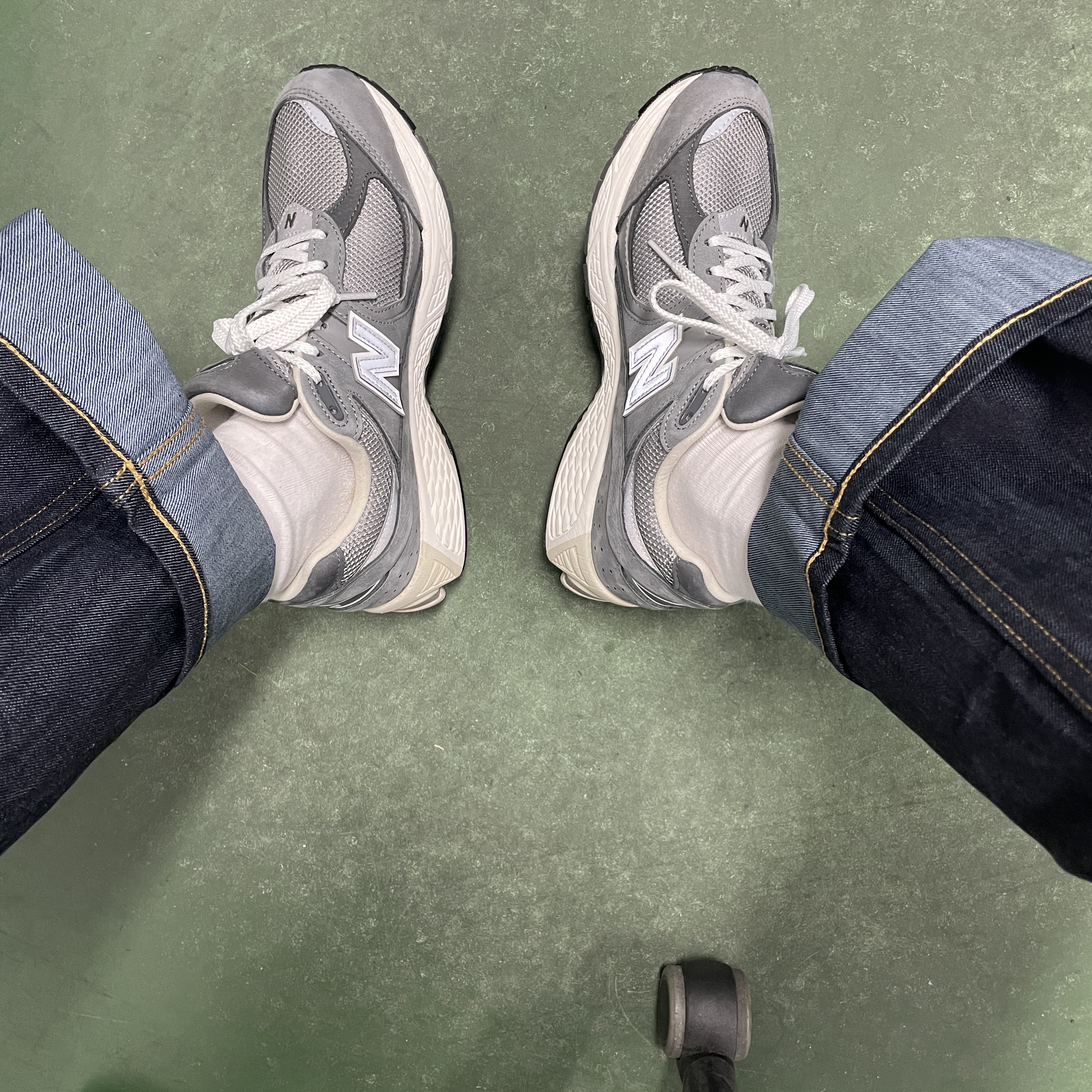 New Balance 2002R Premium Vintage Grey 착용 스타일 - 2