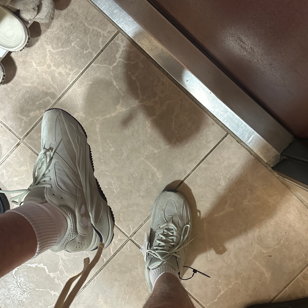 Adidas Yeezy Boost 700 Salt 착용 스타일