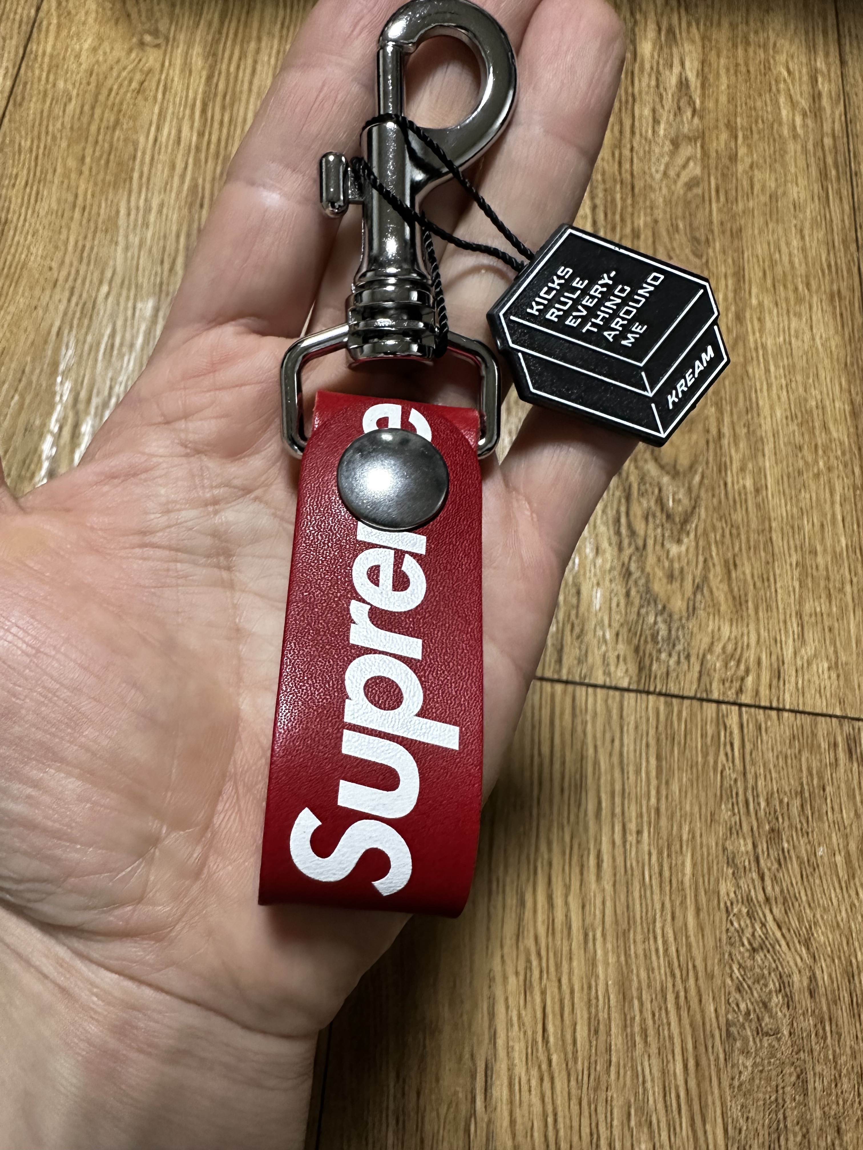 Supreme Leather Key Loop Red - 21SS 착용 스타일 - 1