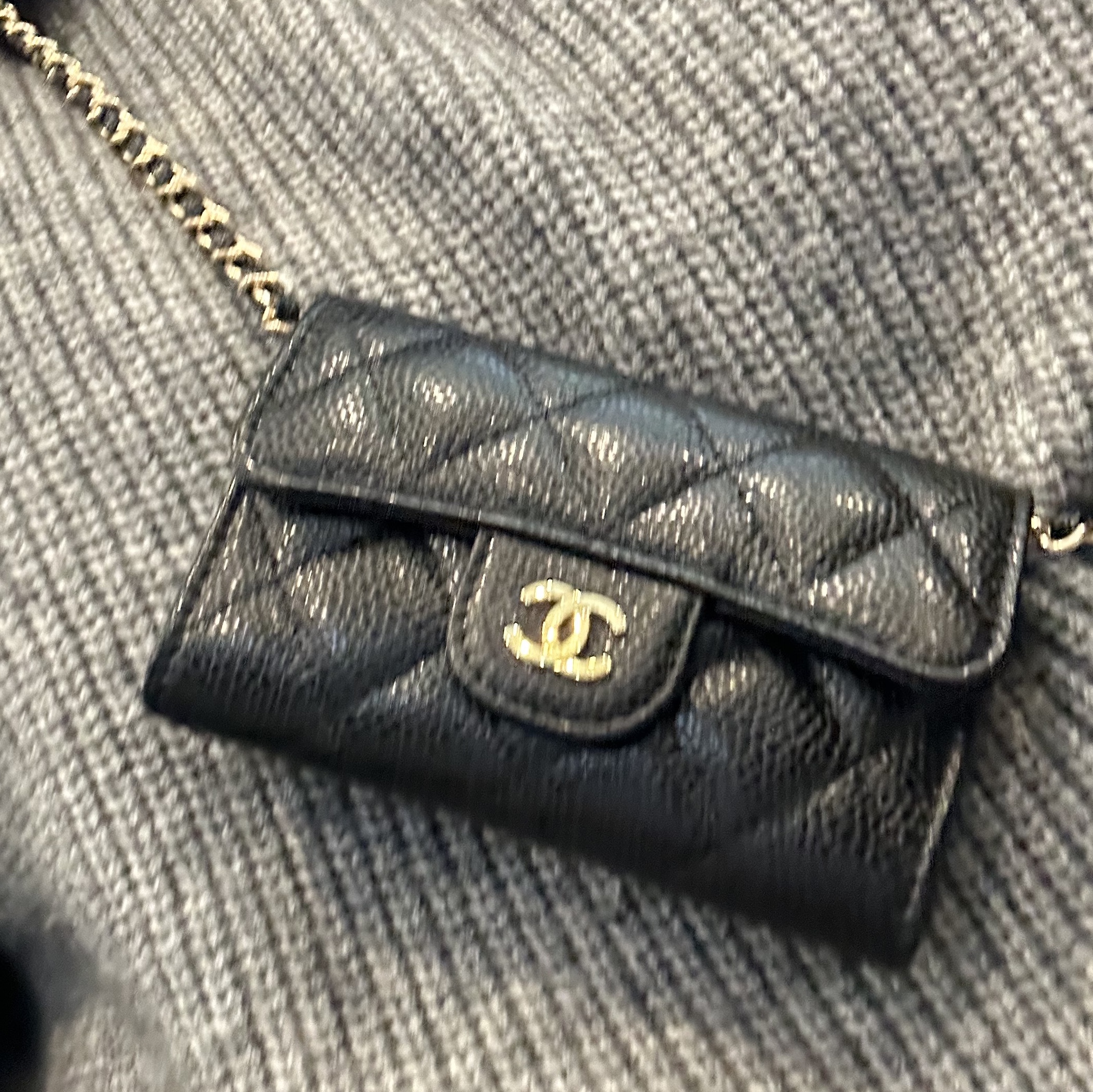 Chanel Classic Card Holder Grained Calfskin & Gold Black 착용 스타일