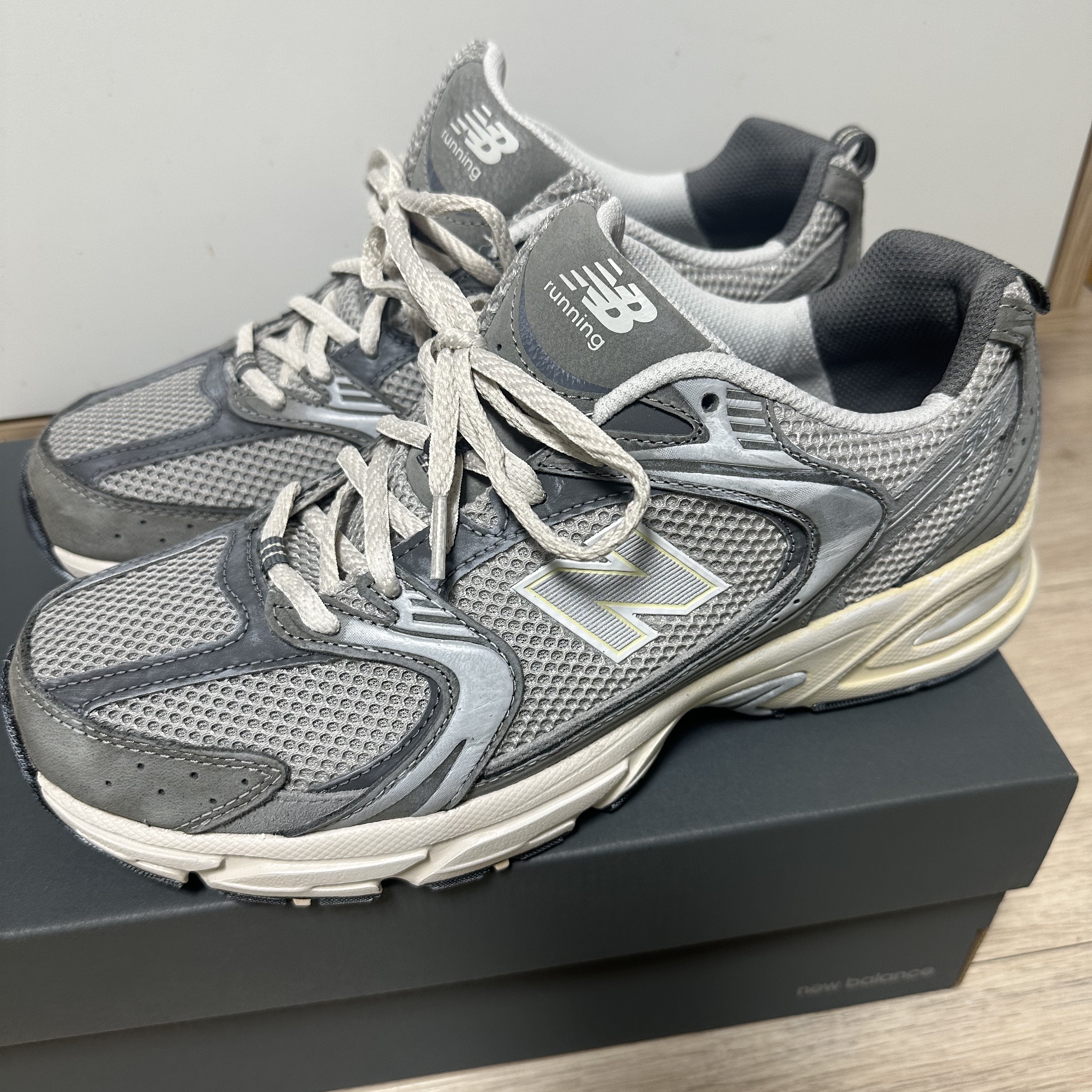 New Balance 530 Premium Vintage Grey Matter 착용 스타일
