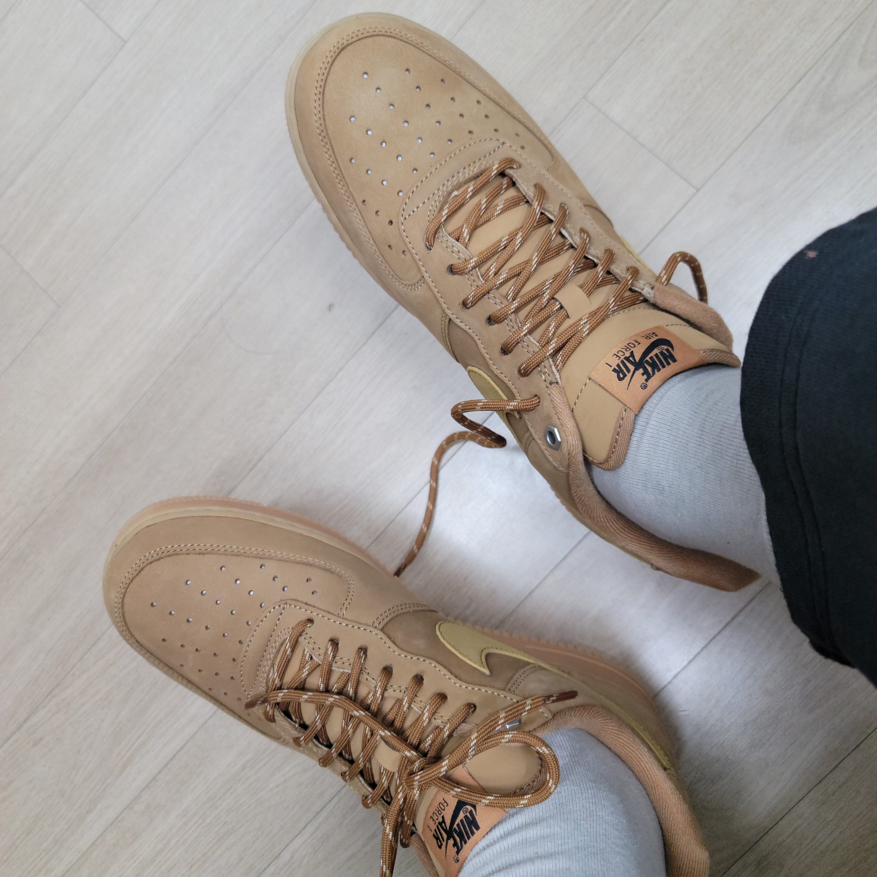 Nike Air Force 1 '07 WB Flax 착용 스타일