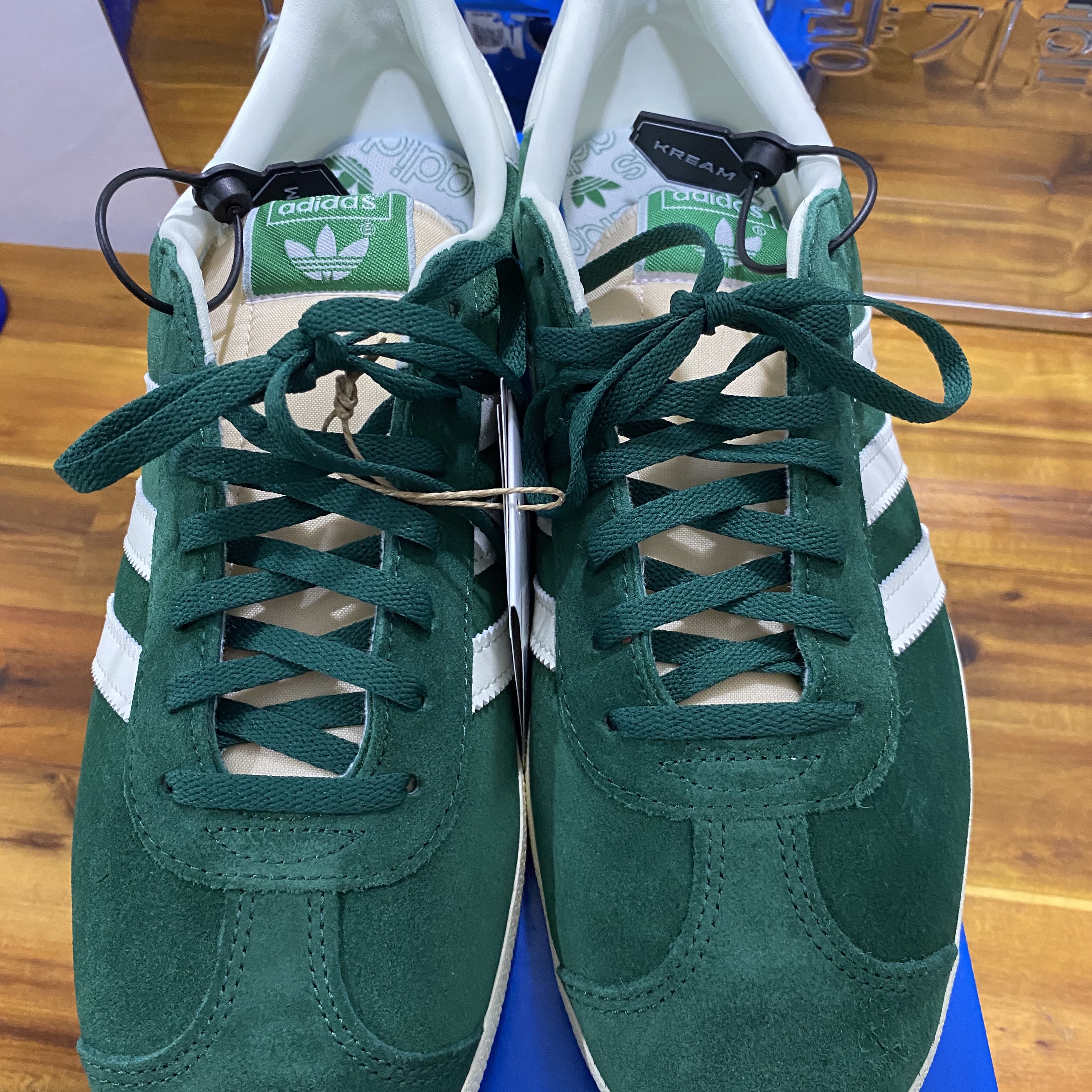 Adidas Gazelle Dark Green Cream White 착용 스타일 - 1