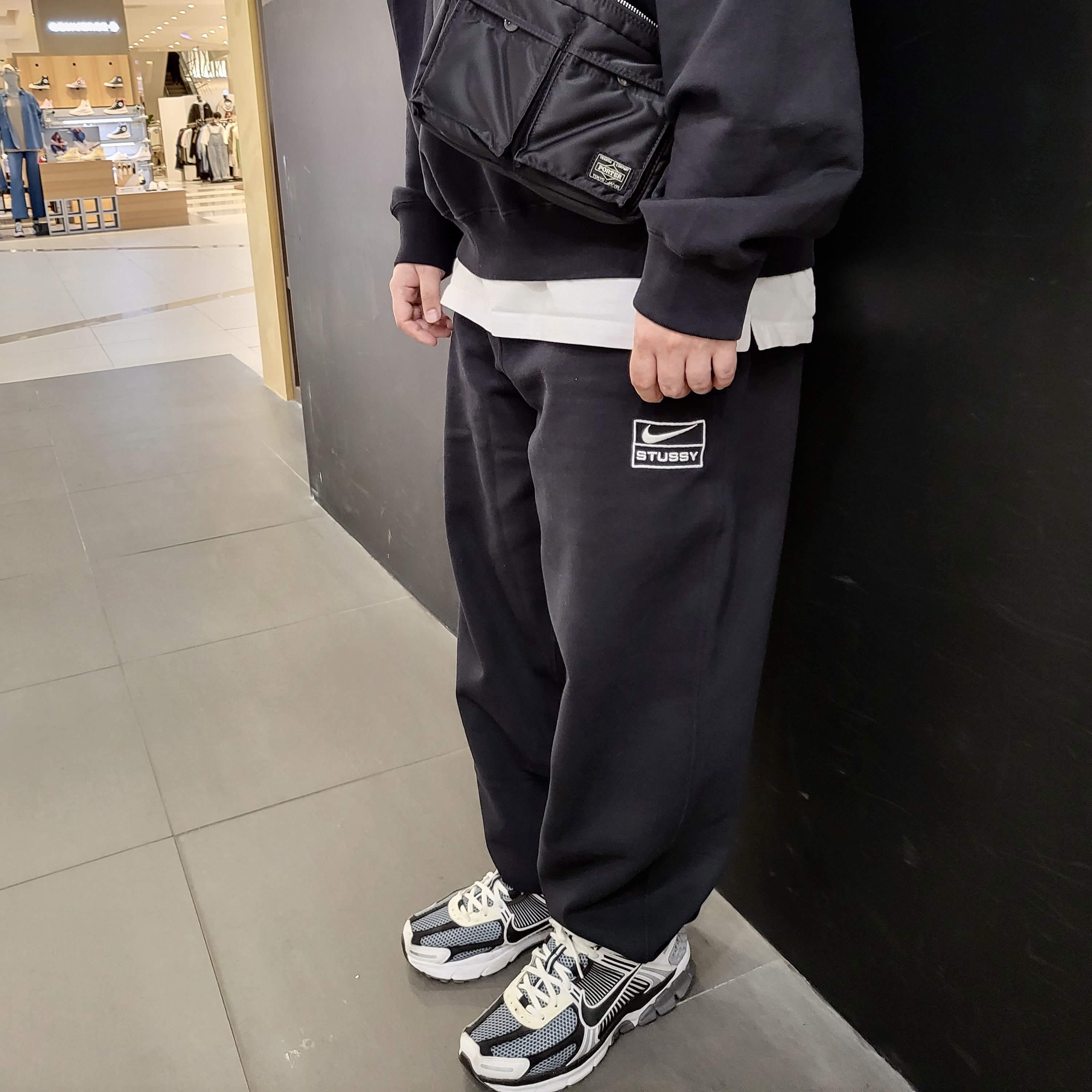 Nike Zoom Vomero 5 SE SP Dark Grey Black White 착용 스타일