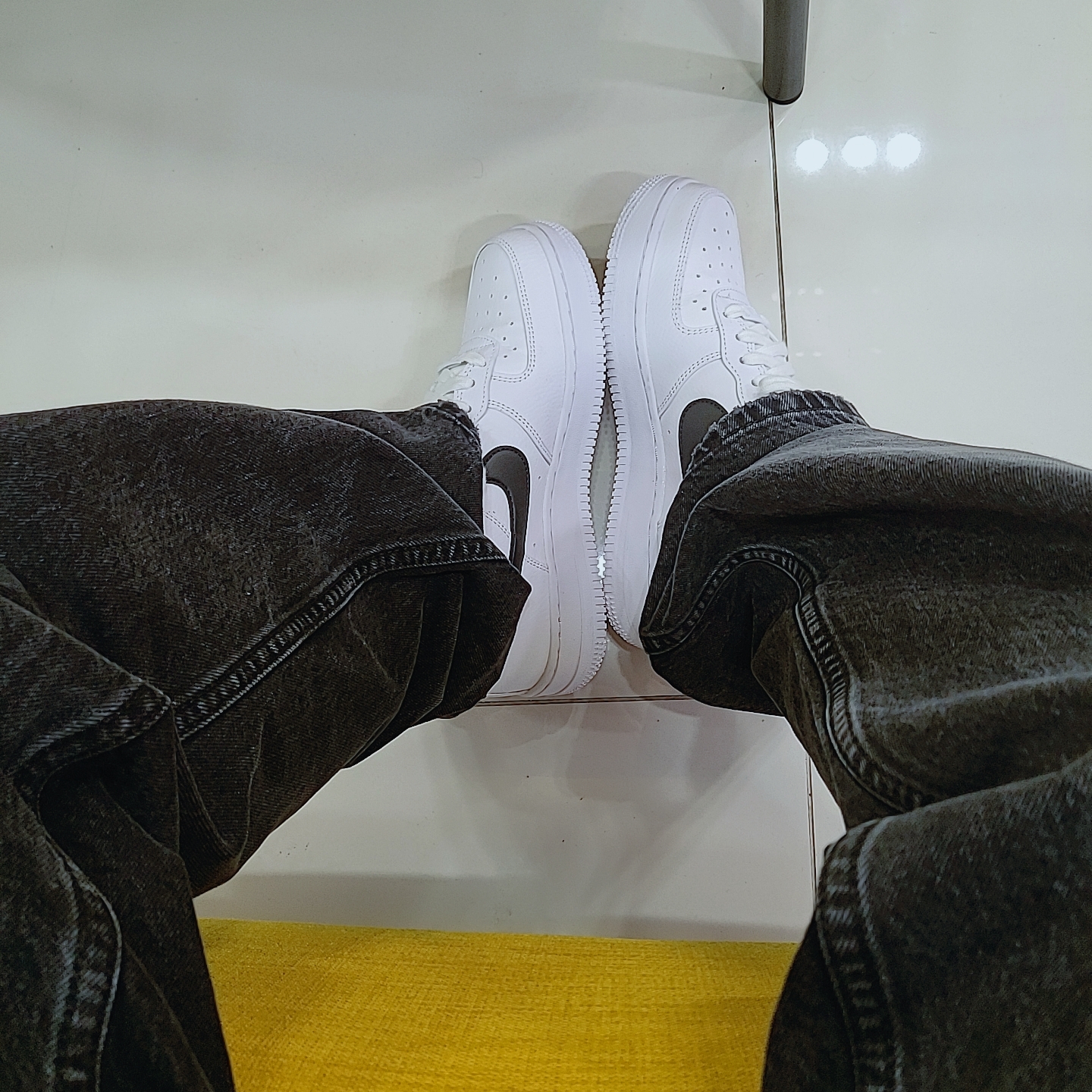 (W) Nike Air Force 1 '07 White Black 착용 스타일