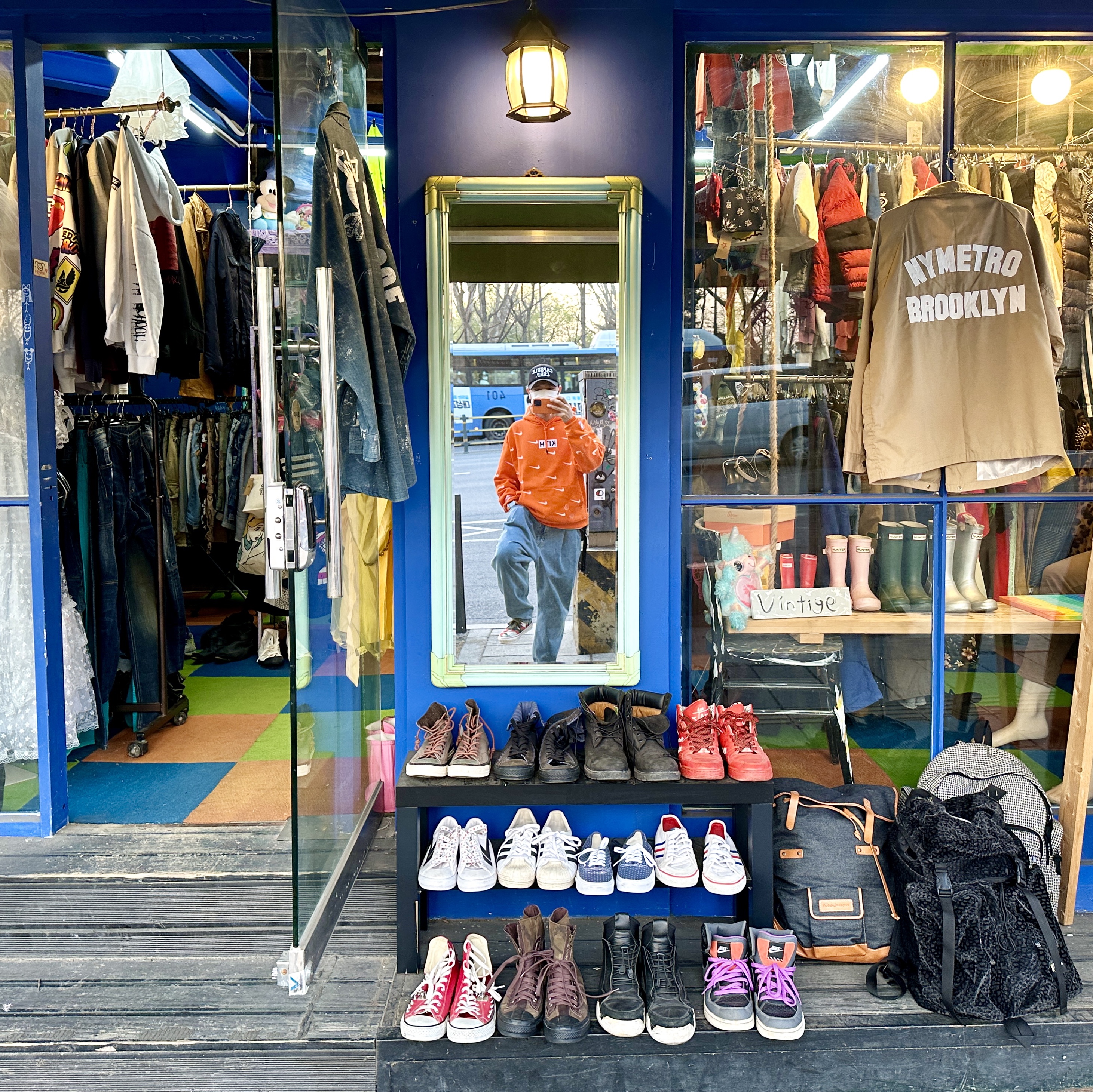 Nike x Kith New York Knicks AOP Hoodie Orange, Vans Vault x Nigel Cabourn OG Authentic LX Army Green Camo 착용 스타일 - 2