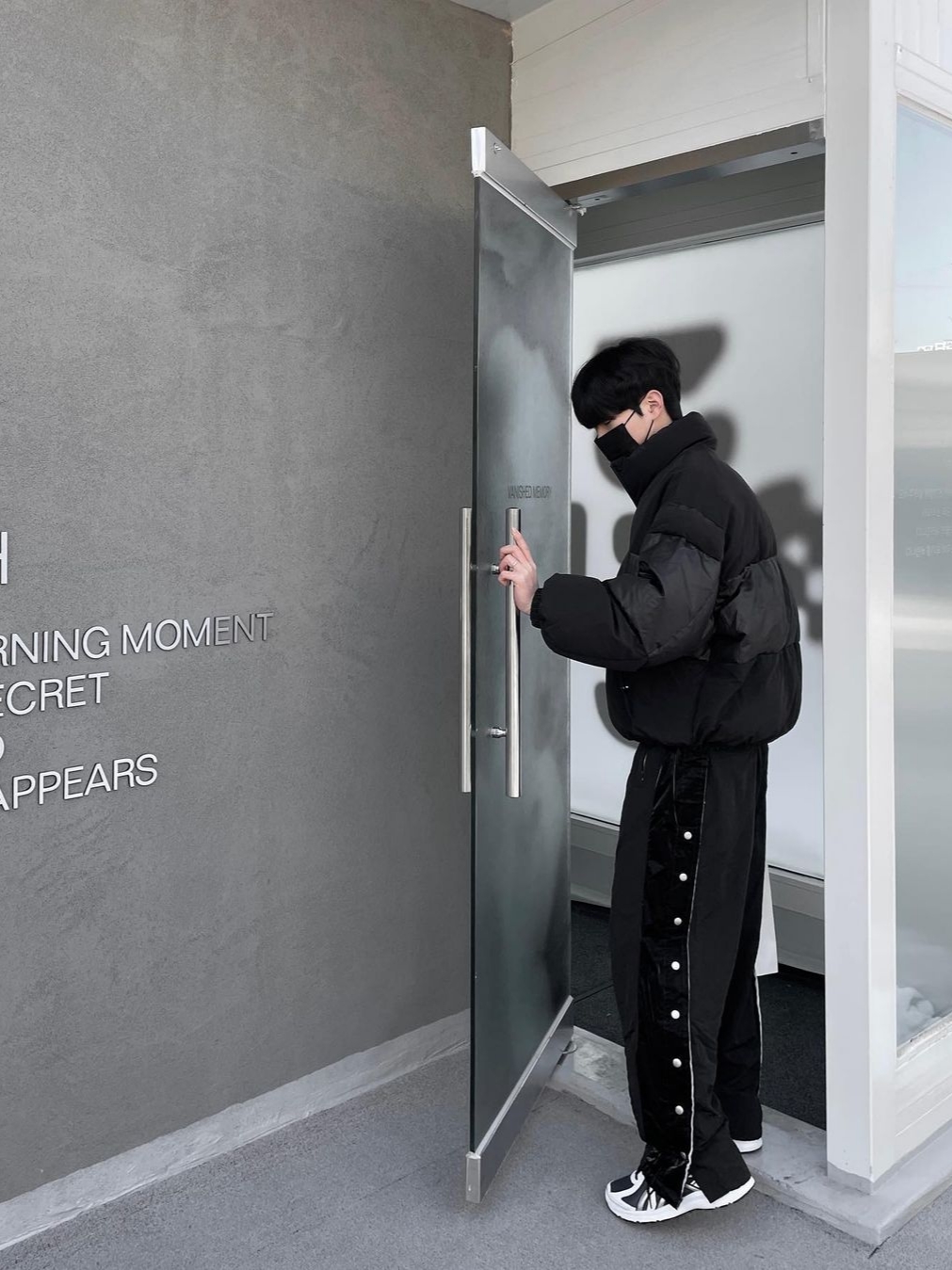 AOP Snap Track Pants Meta Black 착용 스타일 - 1