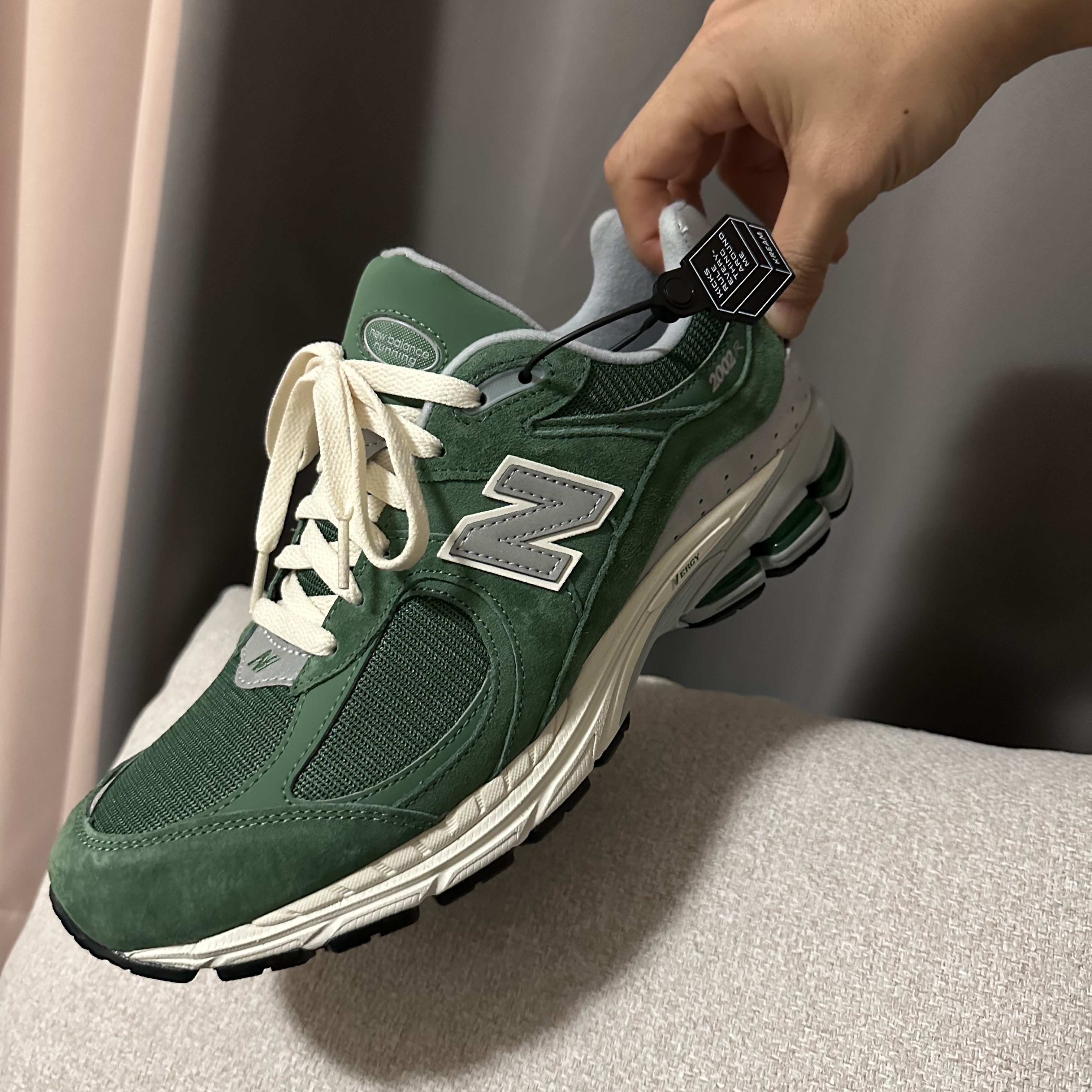 New Balance 2002R Jade Green 착용 스타일