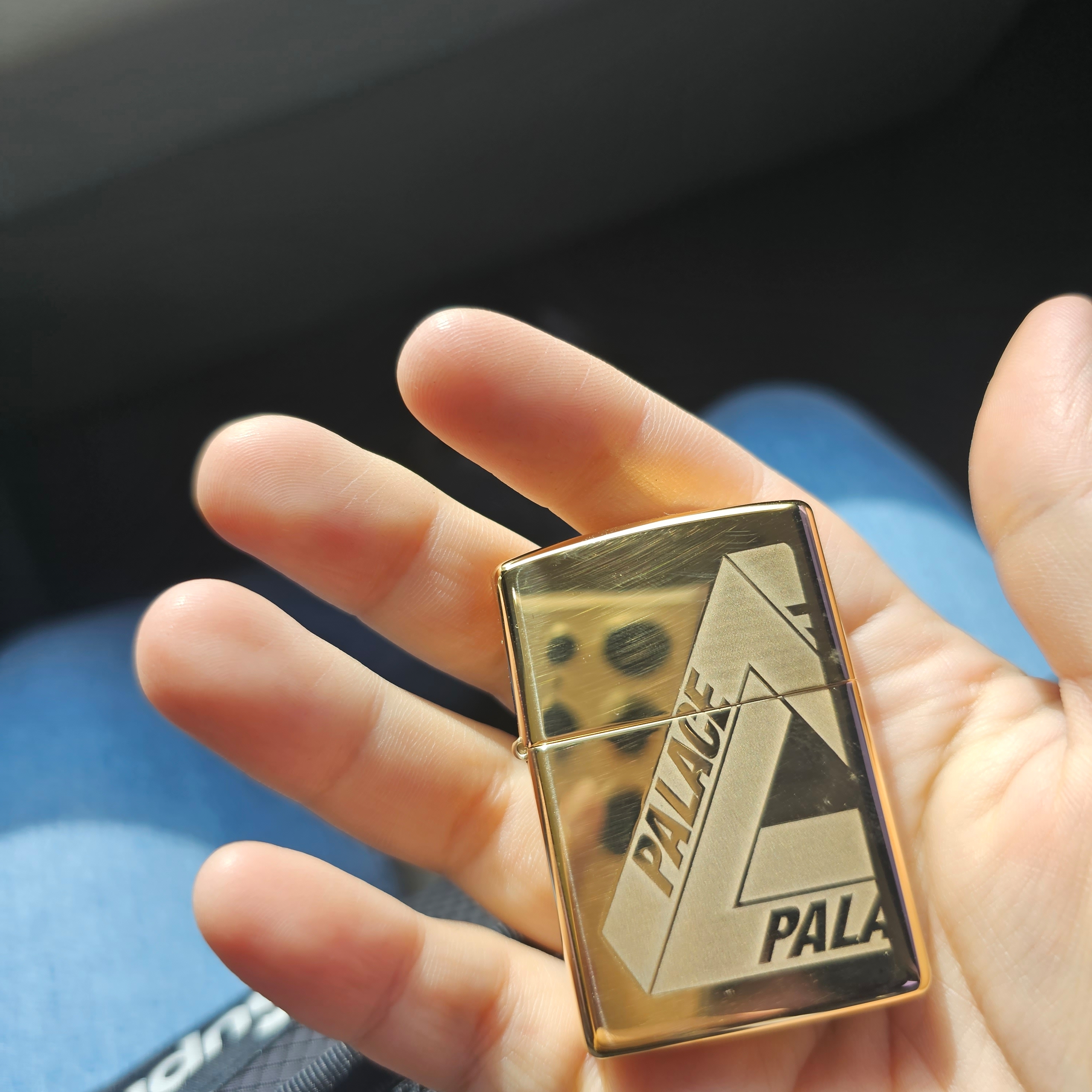 Palace Tri-Ferg Zippo Lighter High Polish Brass 착용 스타일