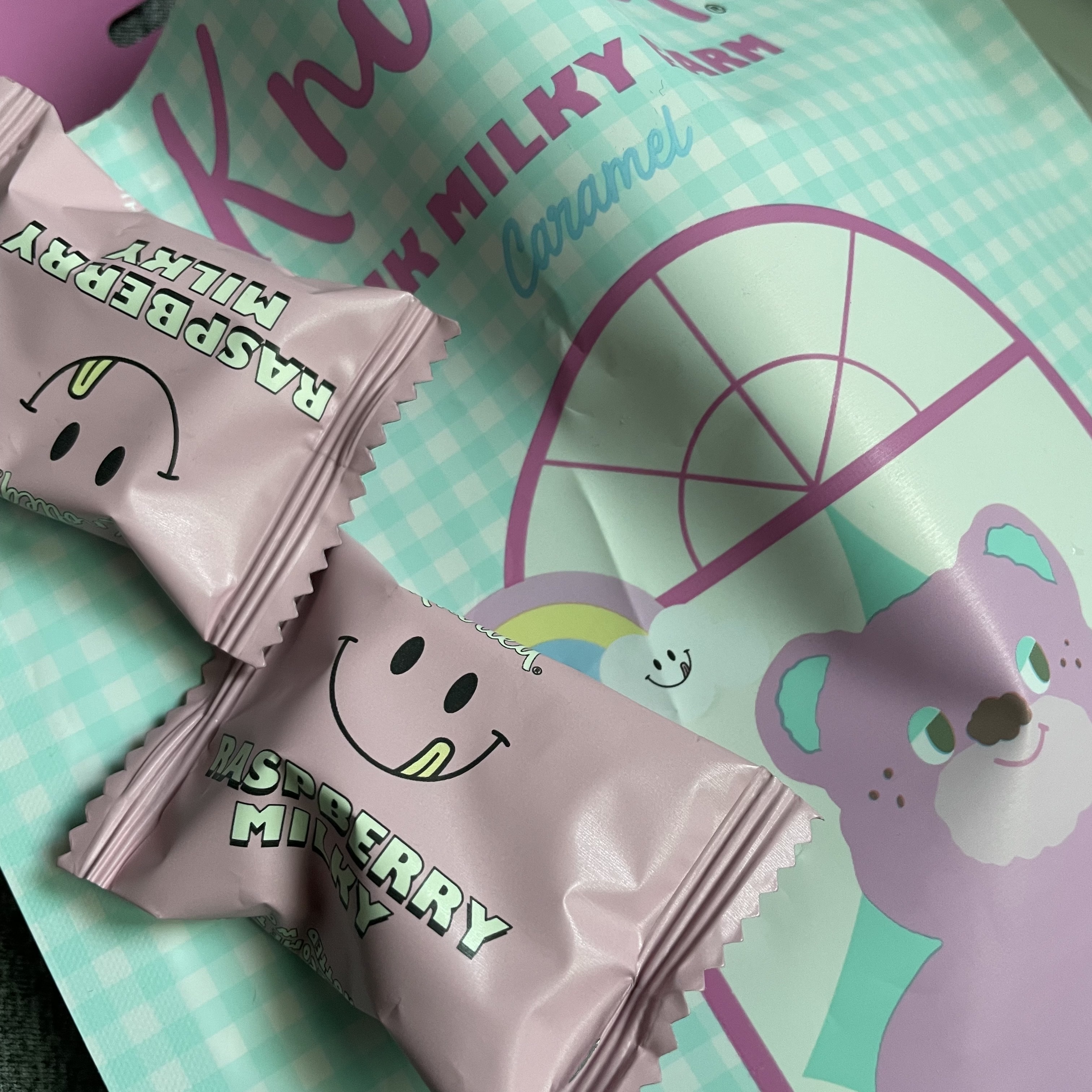 Knotted Raspberry  Milky Farm Caramel 착용 스타일