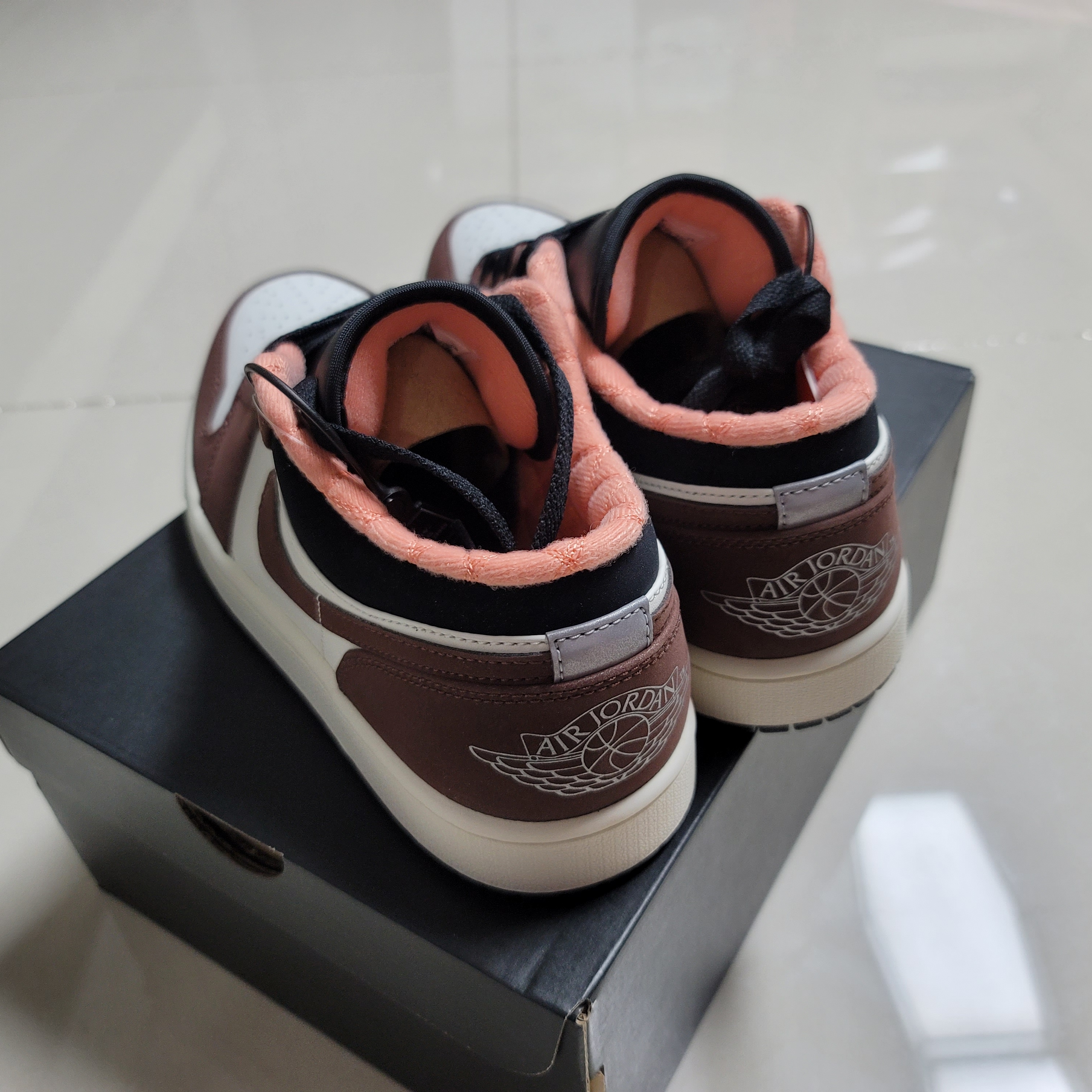 Jordan 1 Low SE Chocolate Bliss 착용 스타일 - 3