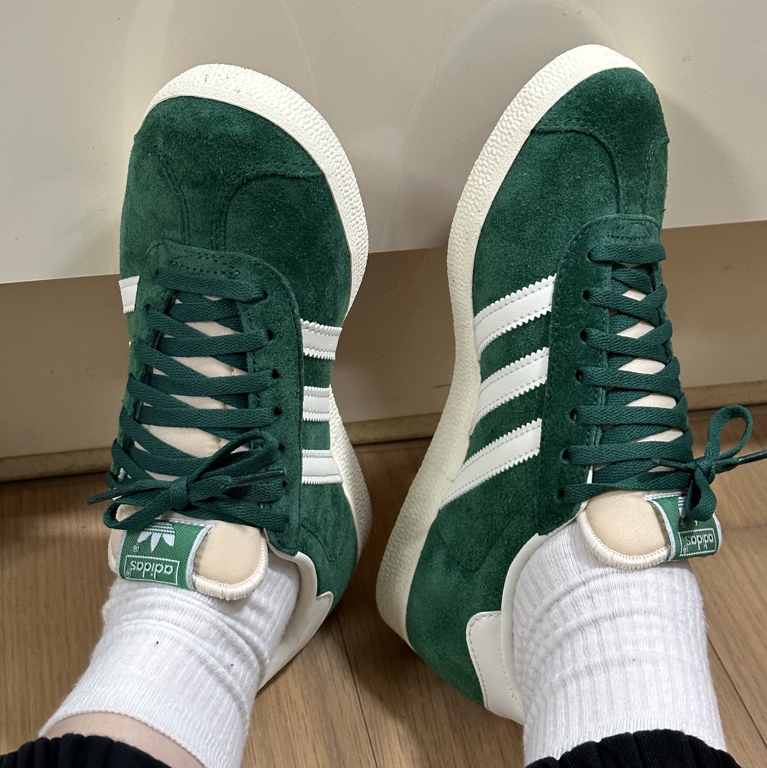 Adidas Gazelle Dark Green Cream White 착용 스타일
