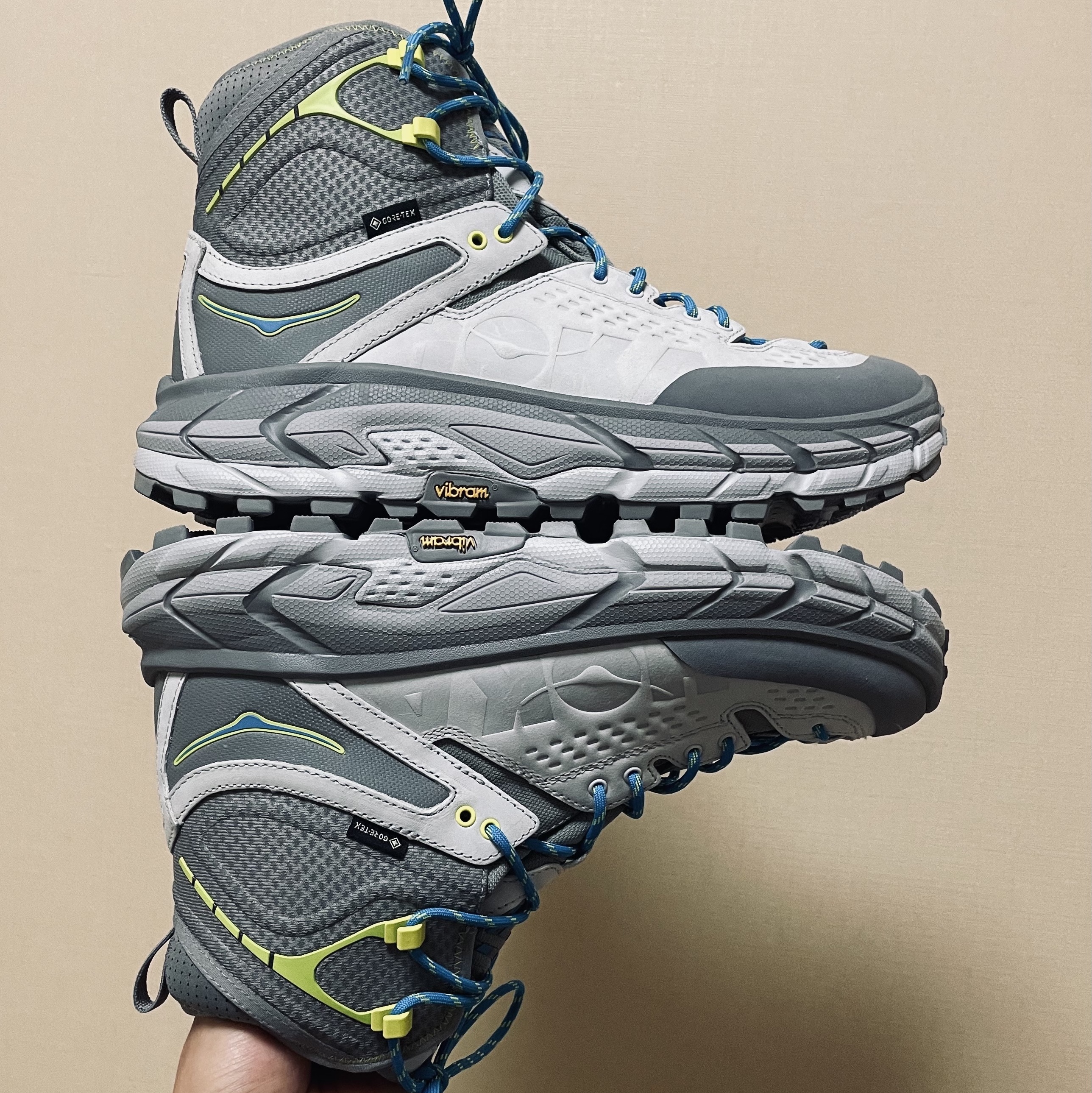 Hoka Tor Ultra High Lunar Rock Diva Blue 착용 스타일