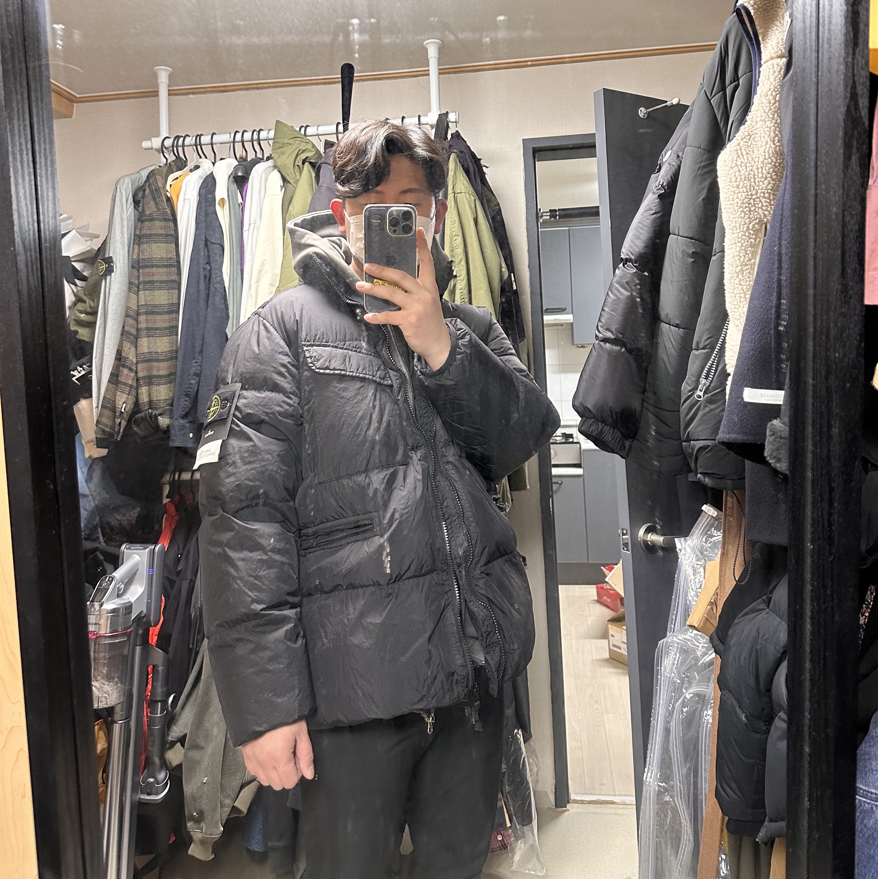 Stone Island 40123 Garment Dyed Crinkle Reps R-NY Down Jacket Black - 22FW 착용 스타일