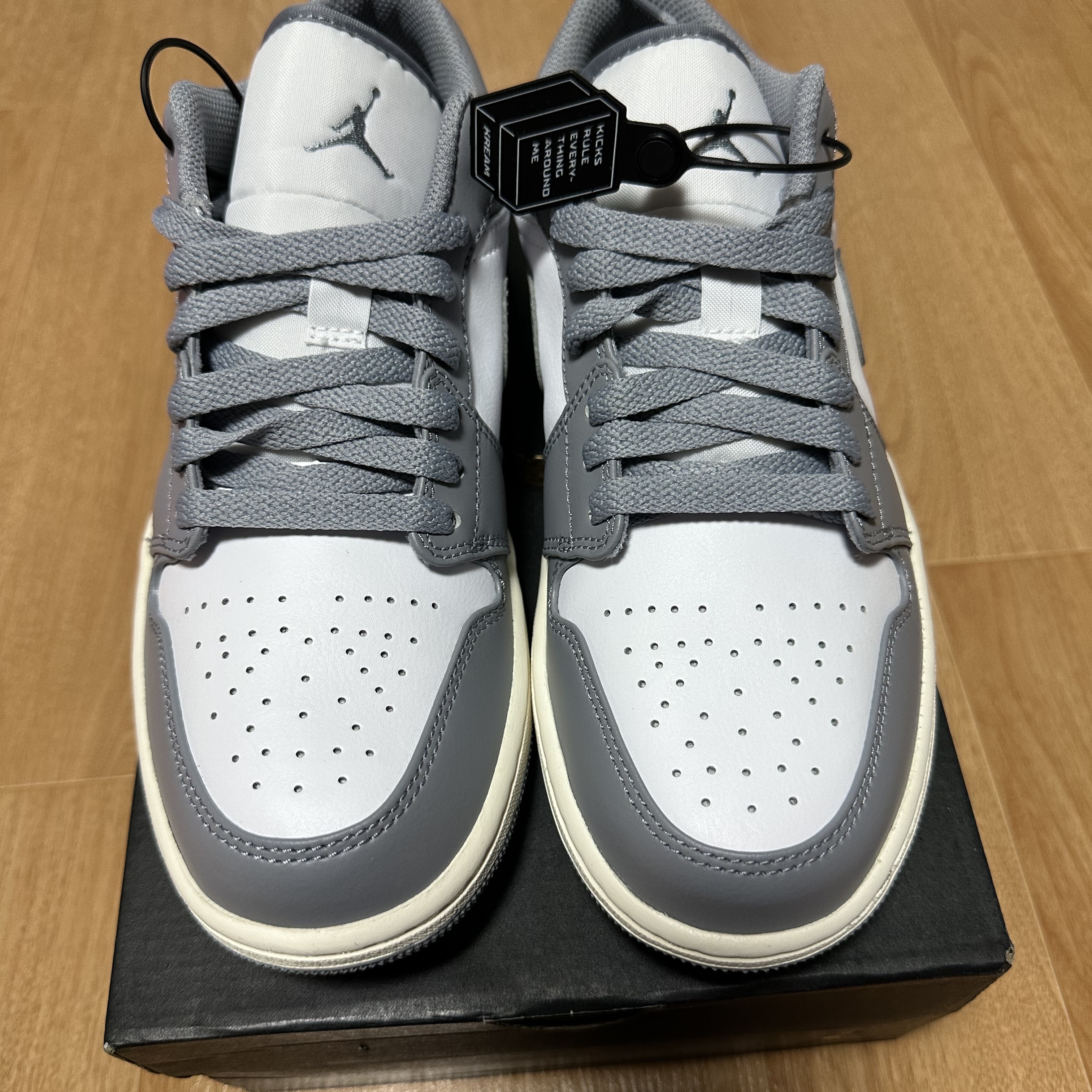 Jordan 1 Low Stealth and White 착용 스타일 - 1