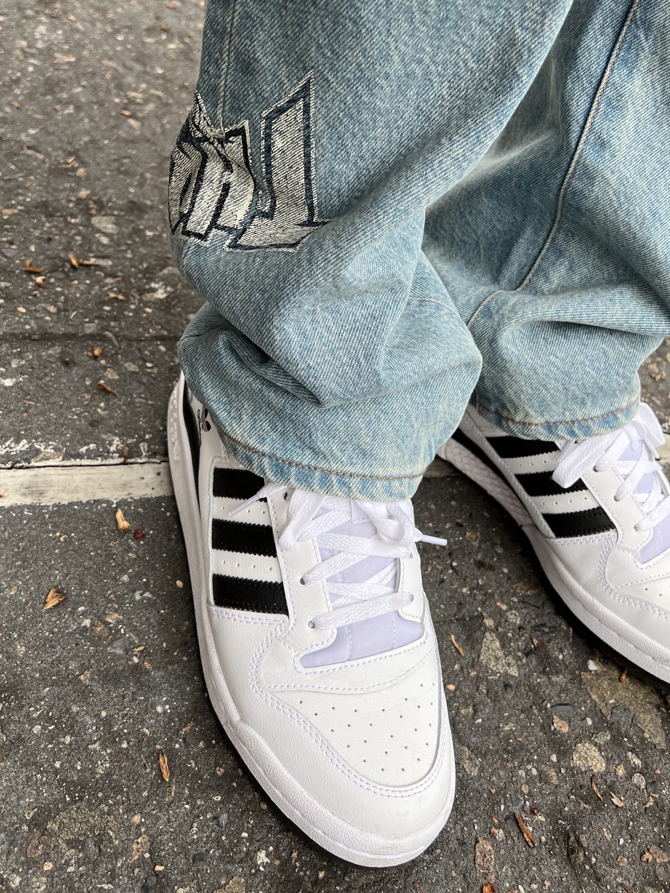 Adidas Forum Low White Black, Supreme x Thrasher Regular Jean Washed Blue - 21FW 착용 스타일