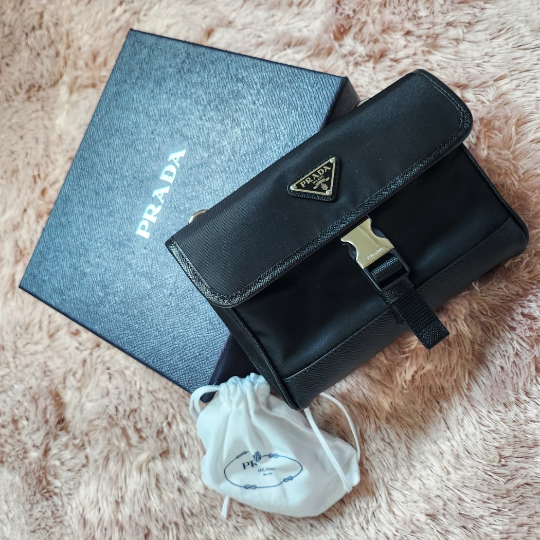 Prada Re-Nylon and Saffiano Leather Smartphone Case Black 착용 스타일