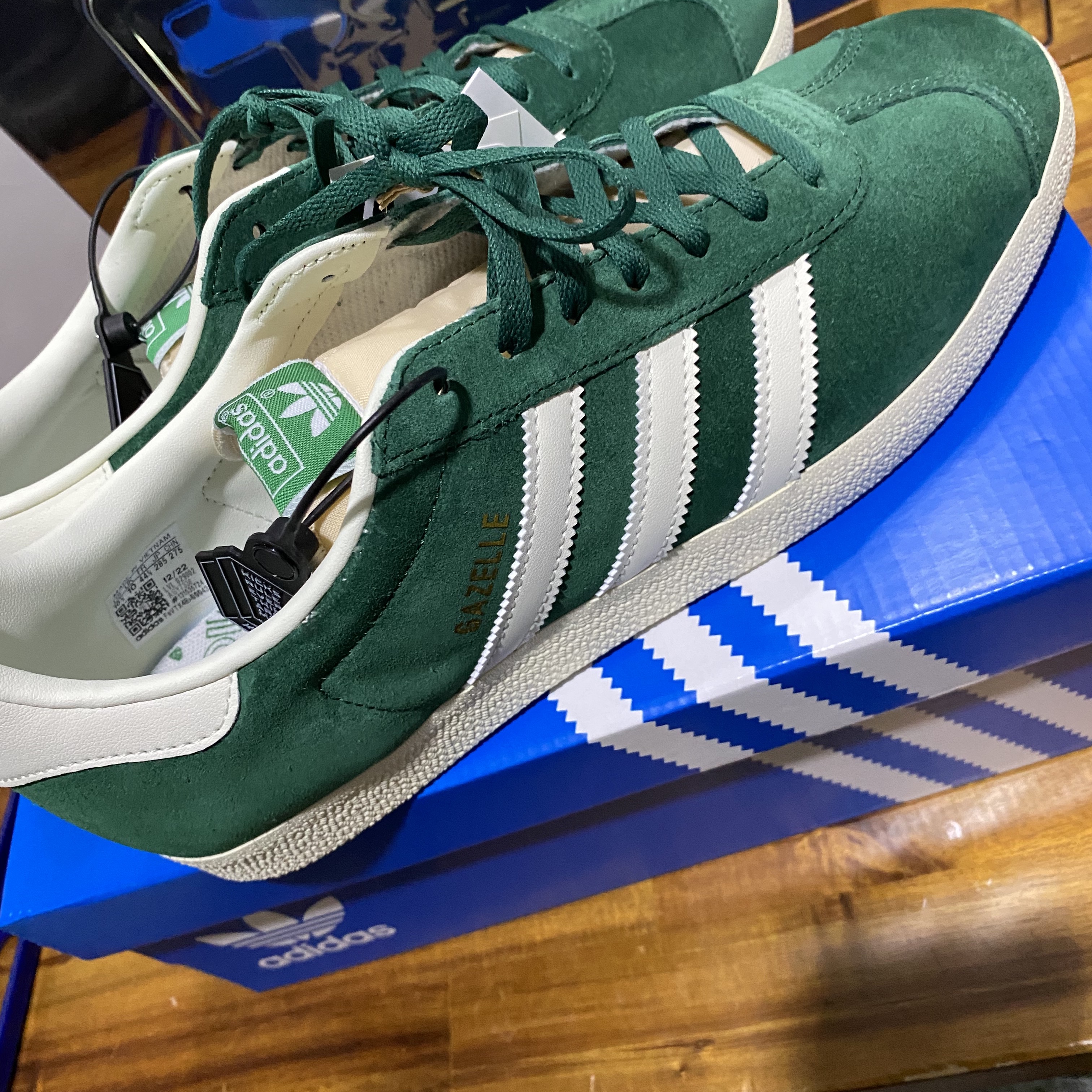 Adidas Gazelle Dark Green Cream White 착용 스타일 - 3