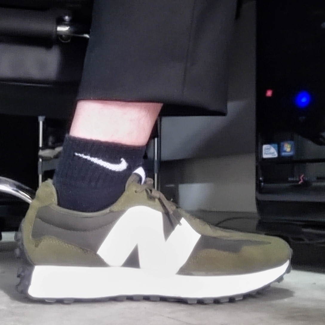 New Balance 327 Oak Leaf Green 착용 스타일