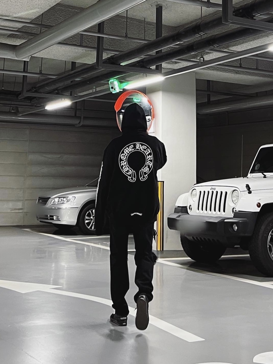 Chrome Hearts Horseshoe Floral Fleece Zip-Up Hoodie Black, Vans x Neighborhood ComfyCush Era Black 착용 스타일 - 1