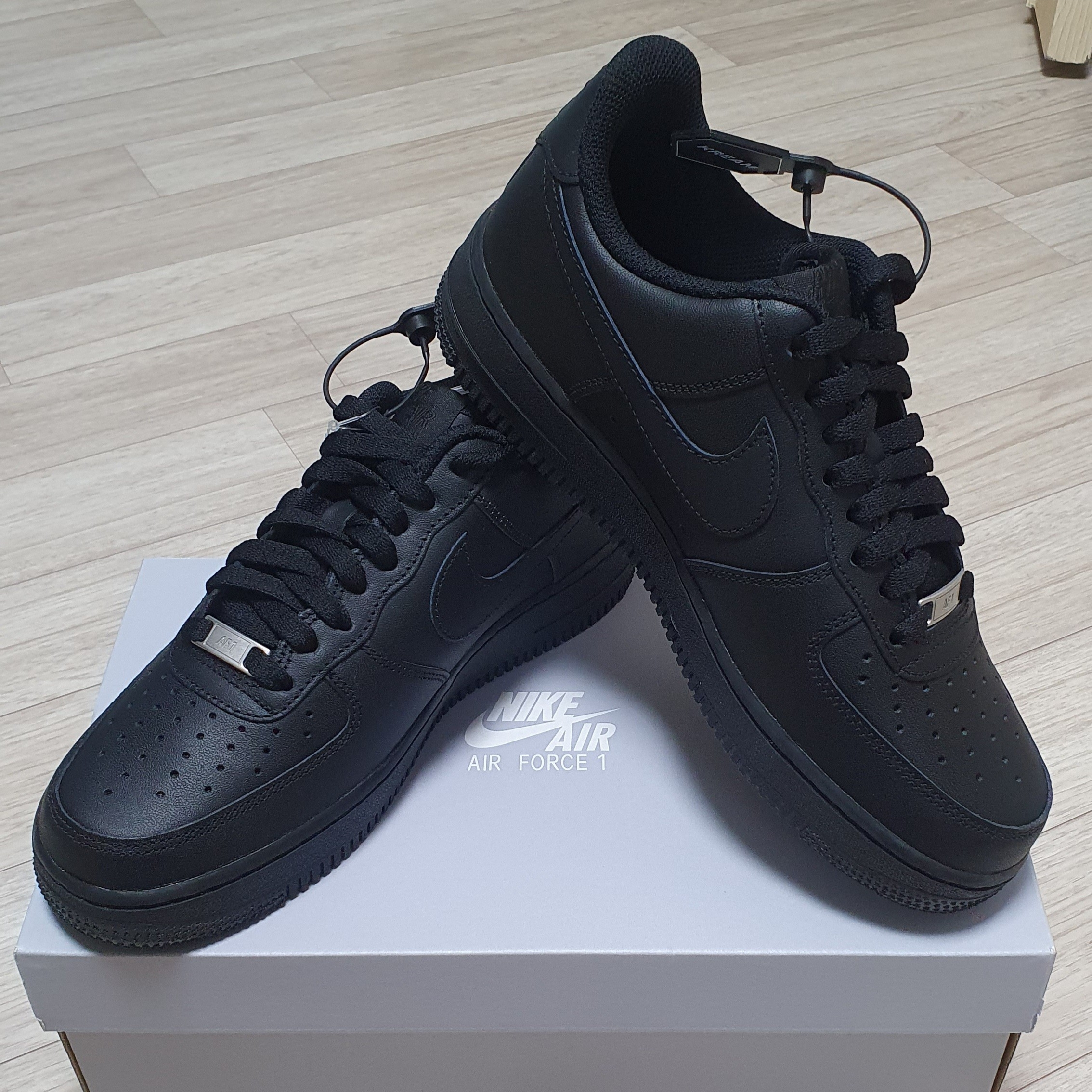 Nike Air Force 1 '07 Low Triple Black 착용 스타일